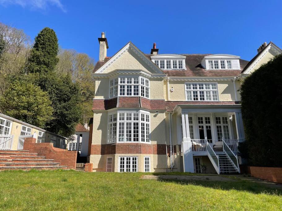 Five-Bedroom House photo 2