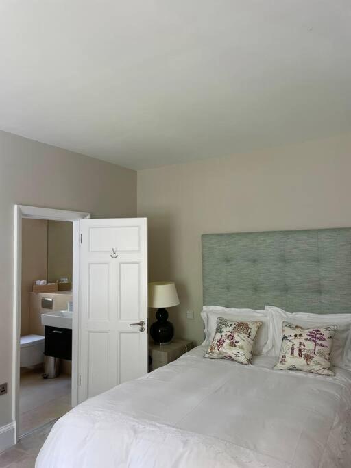 Five-Bedroom House photo 1
