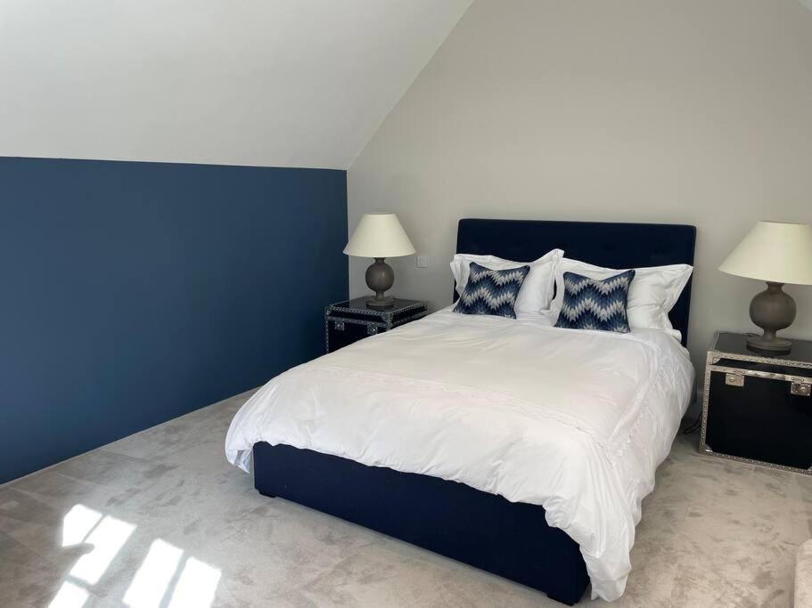 Five-Bedroom House photo 3