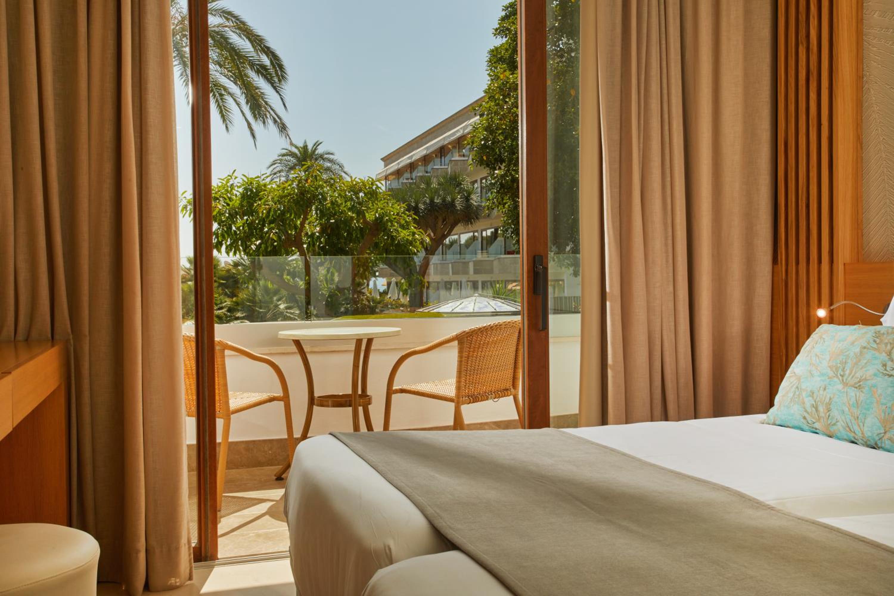 Standard Double or Twin Room - Photo 9