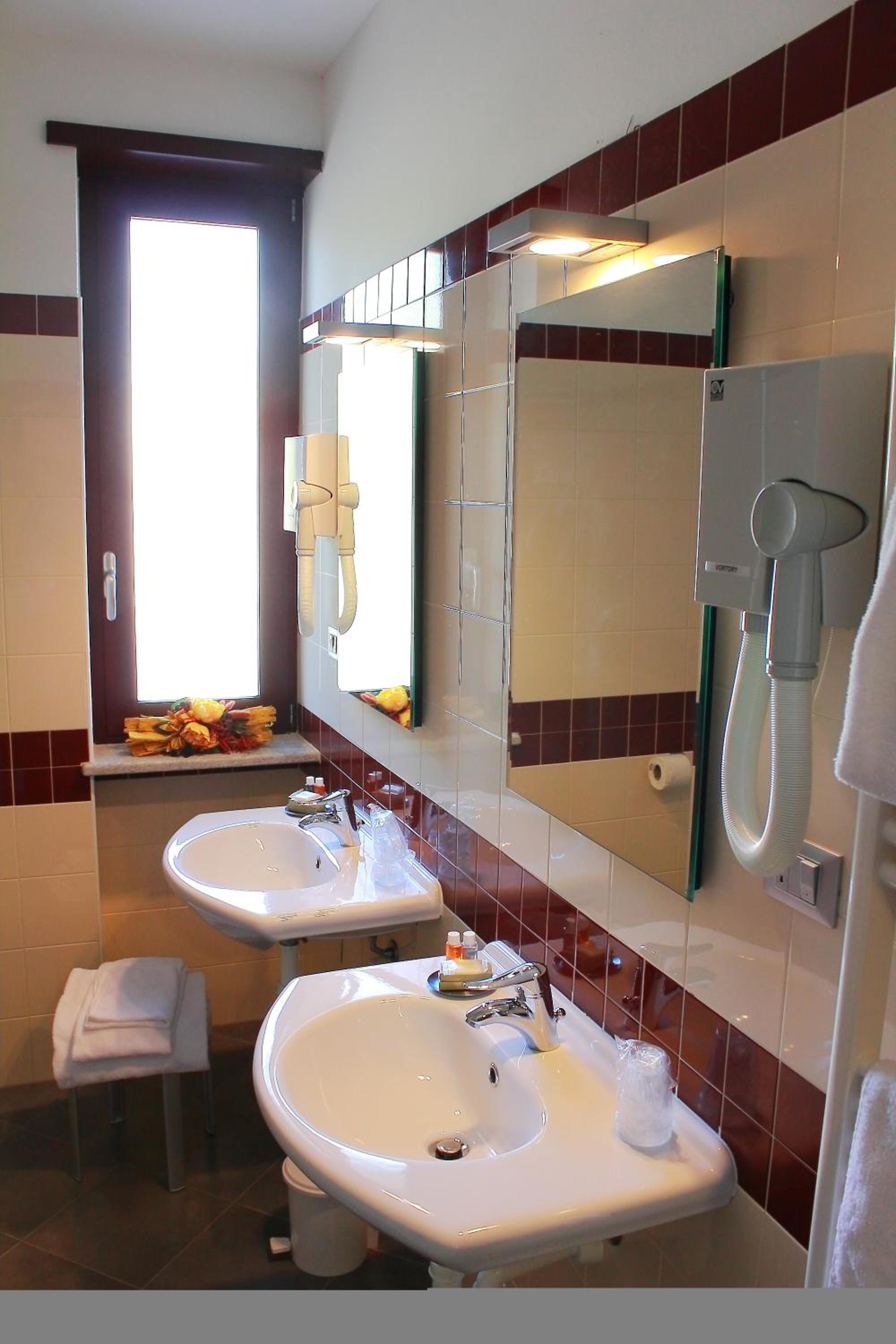 Junior Suite with Balcony - Photo 7