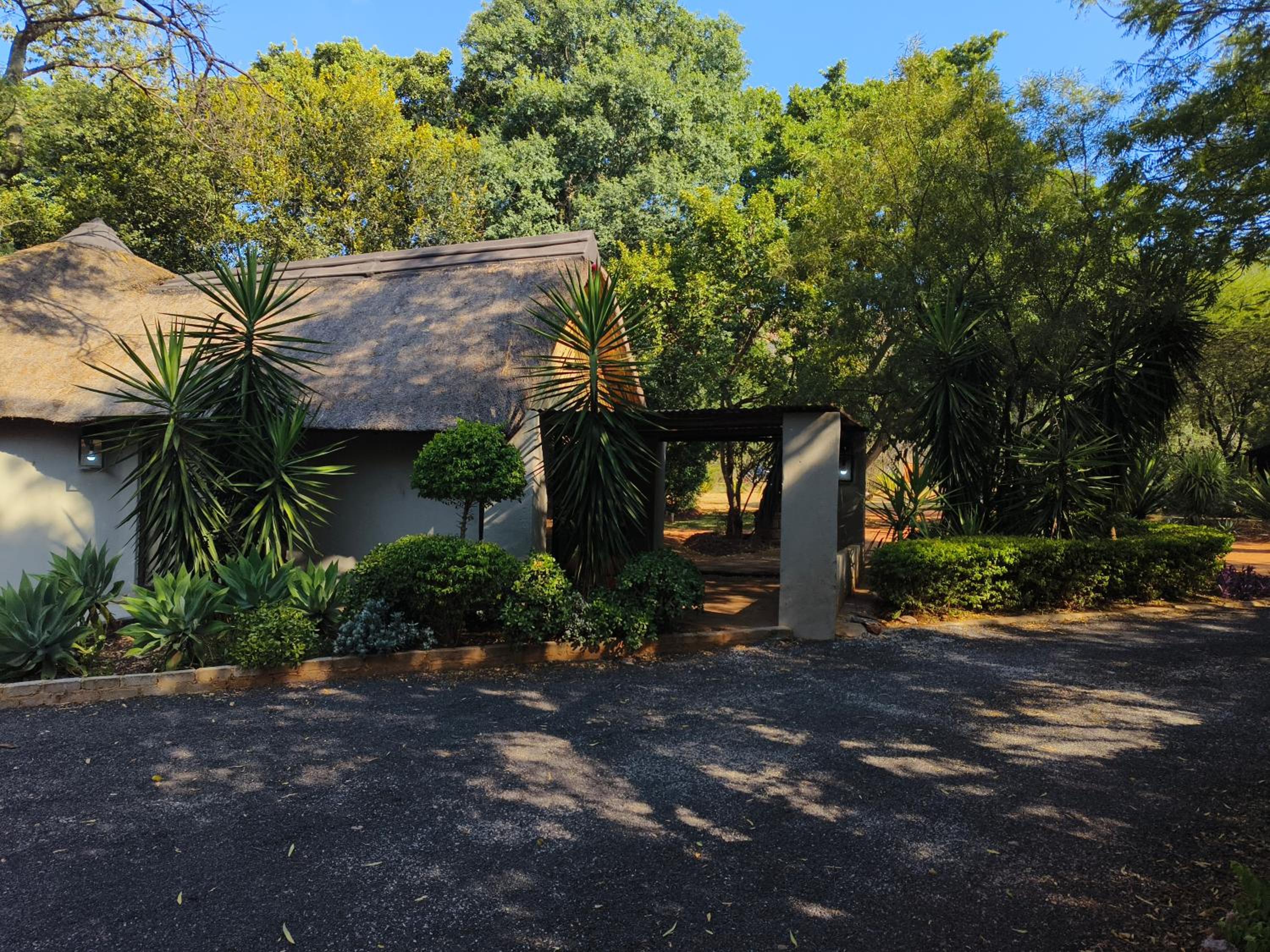 Seven-Bedroom House - Photo 2