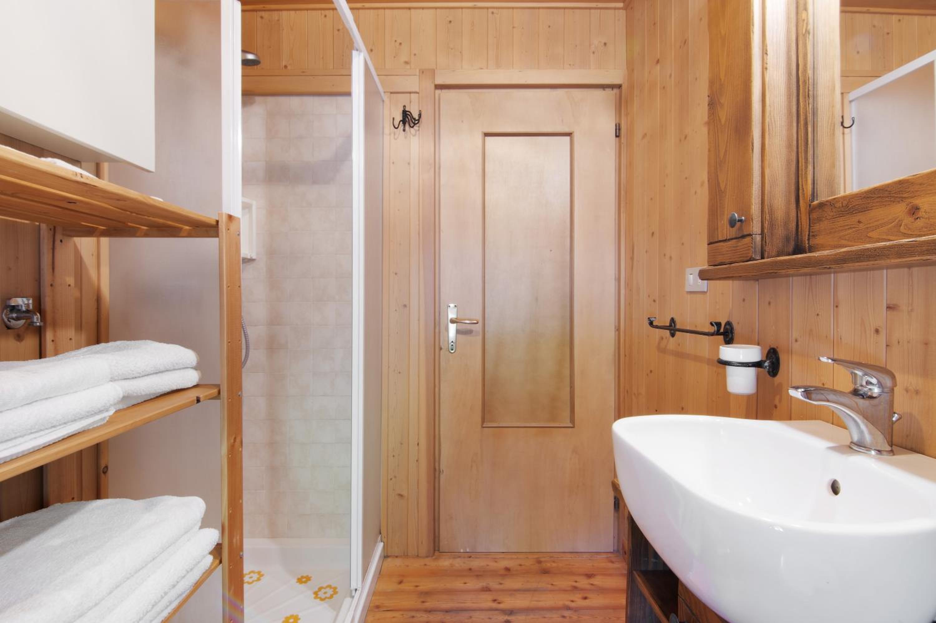 Three-Bedroom House - Photo 9