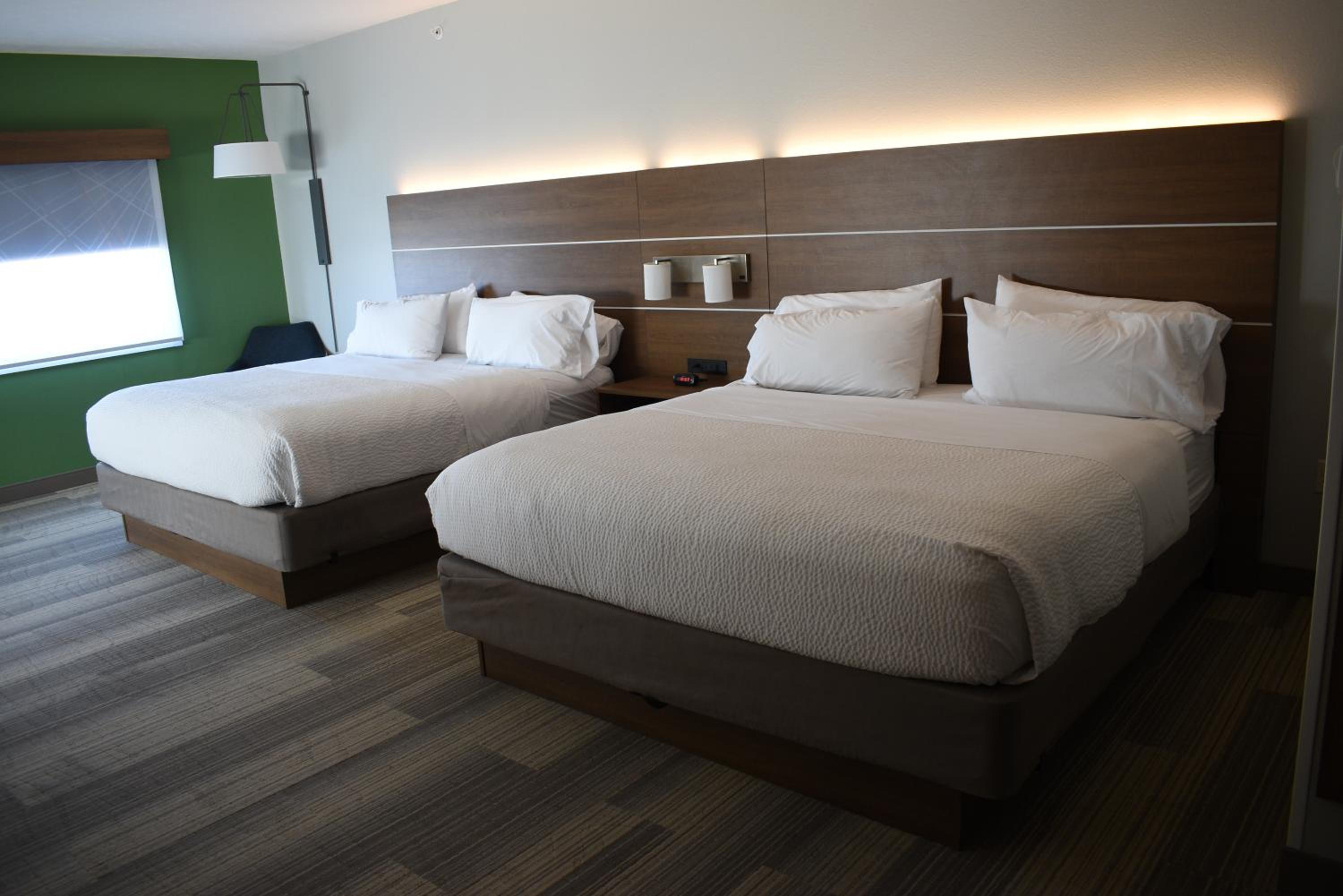 Standard King Room with Two King Beds - Photo 15