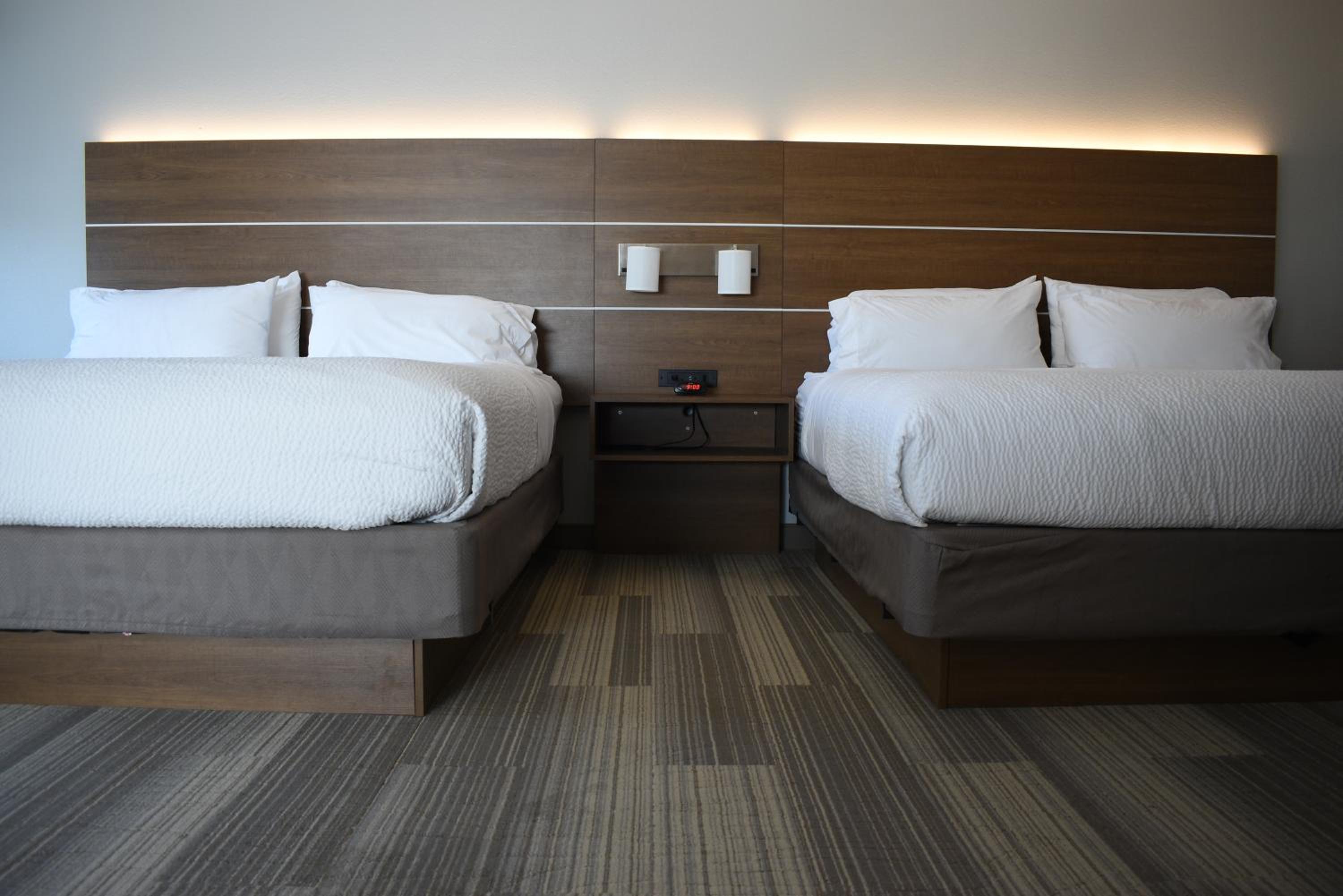 Standard King Room with Two King Beds - Photo 16