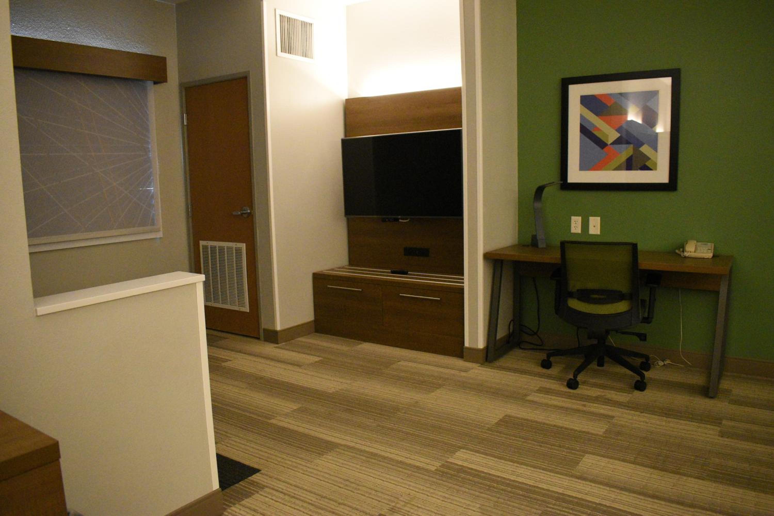 Suite with Two King Beds - Photo 13