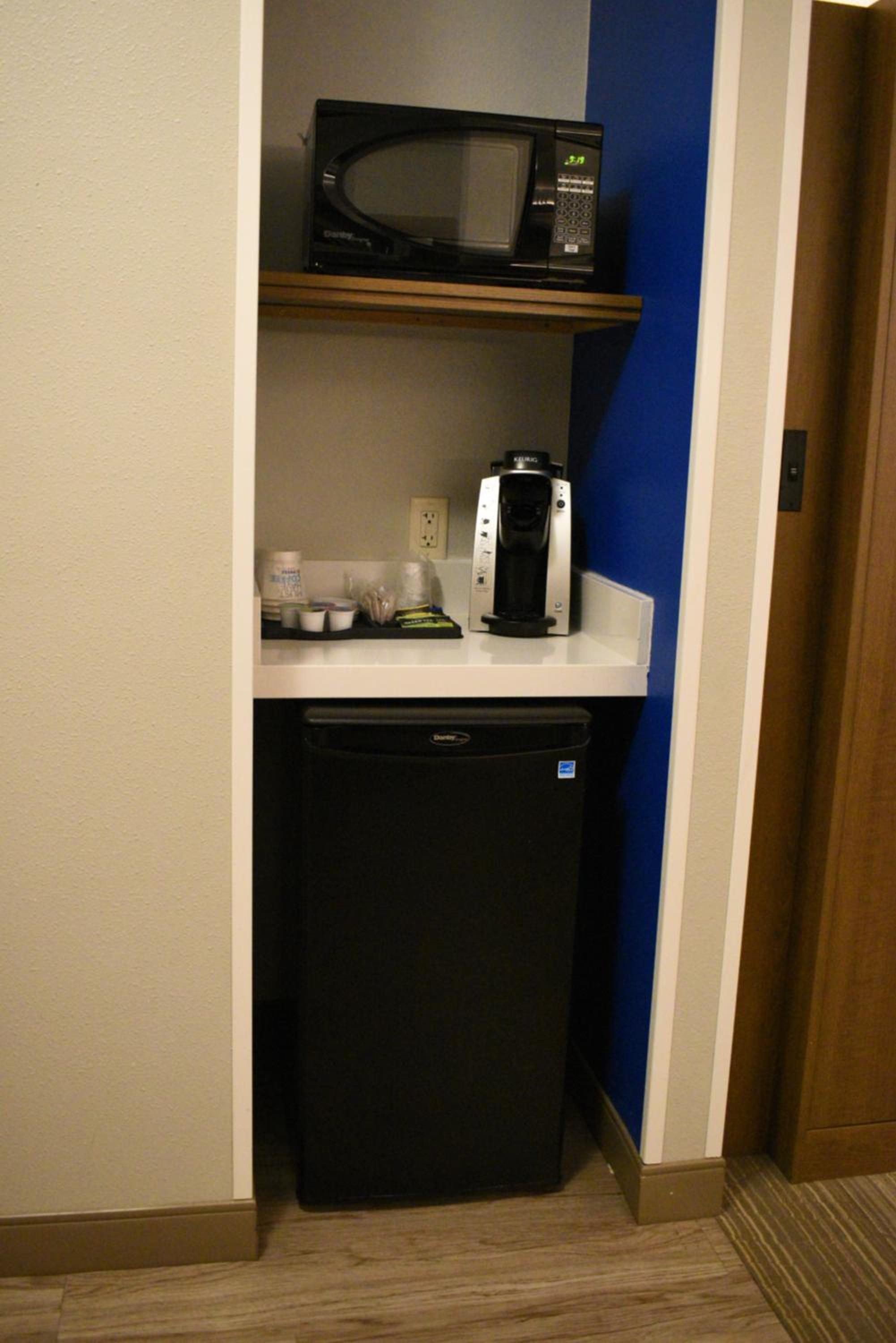 Standard King Room - Photo 11