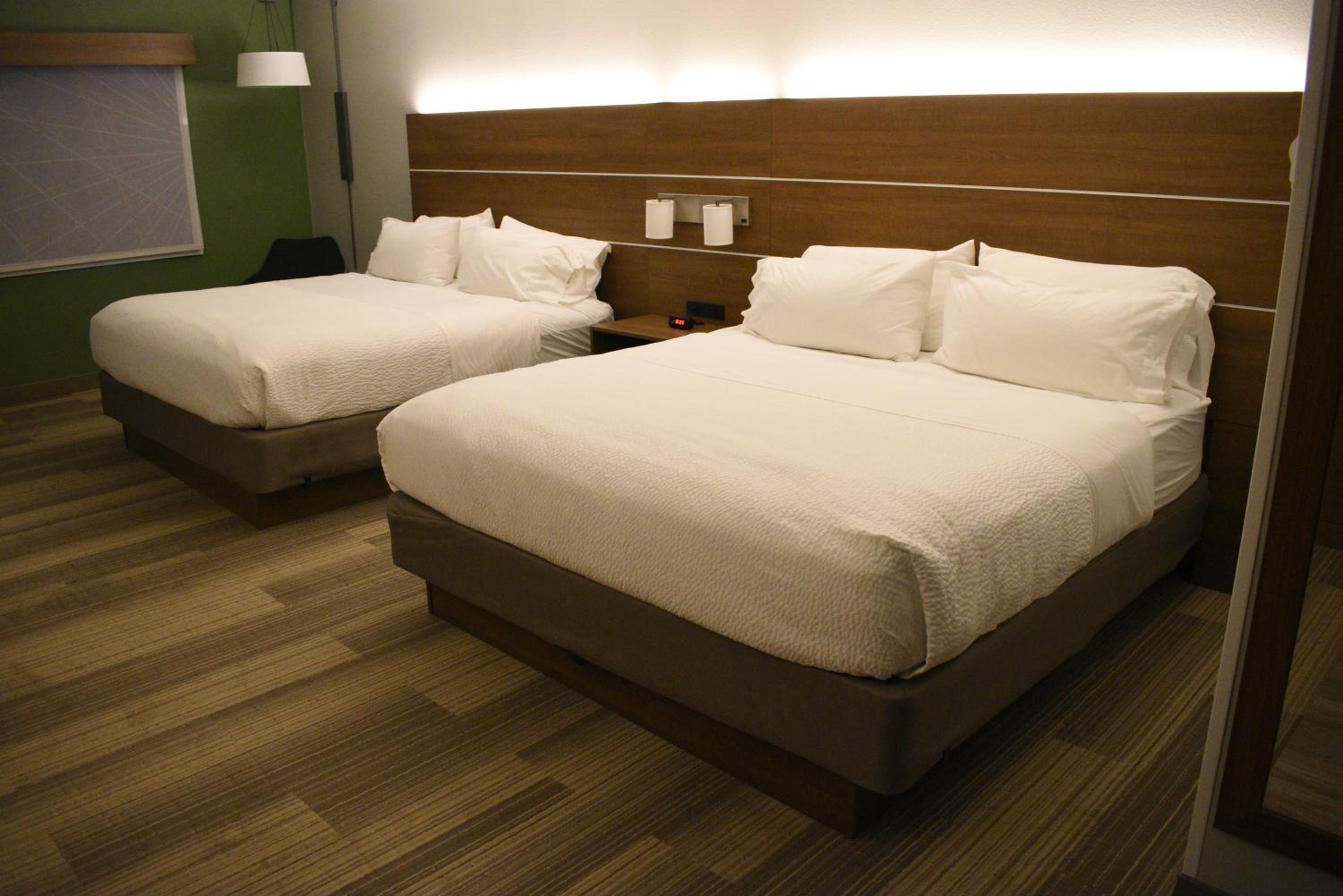 Standard King Room with Two King Beds - Photo 18