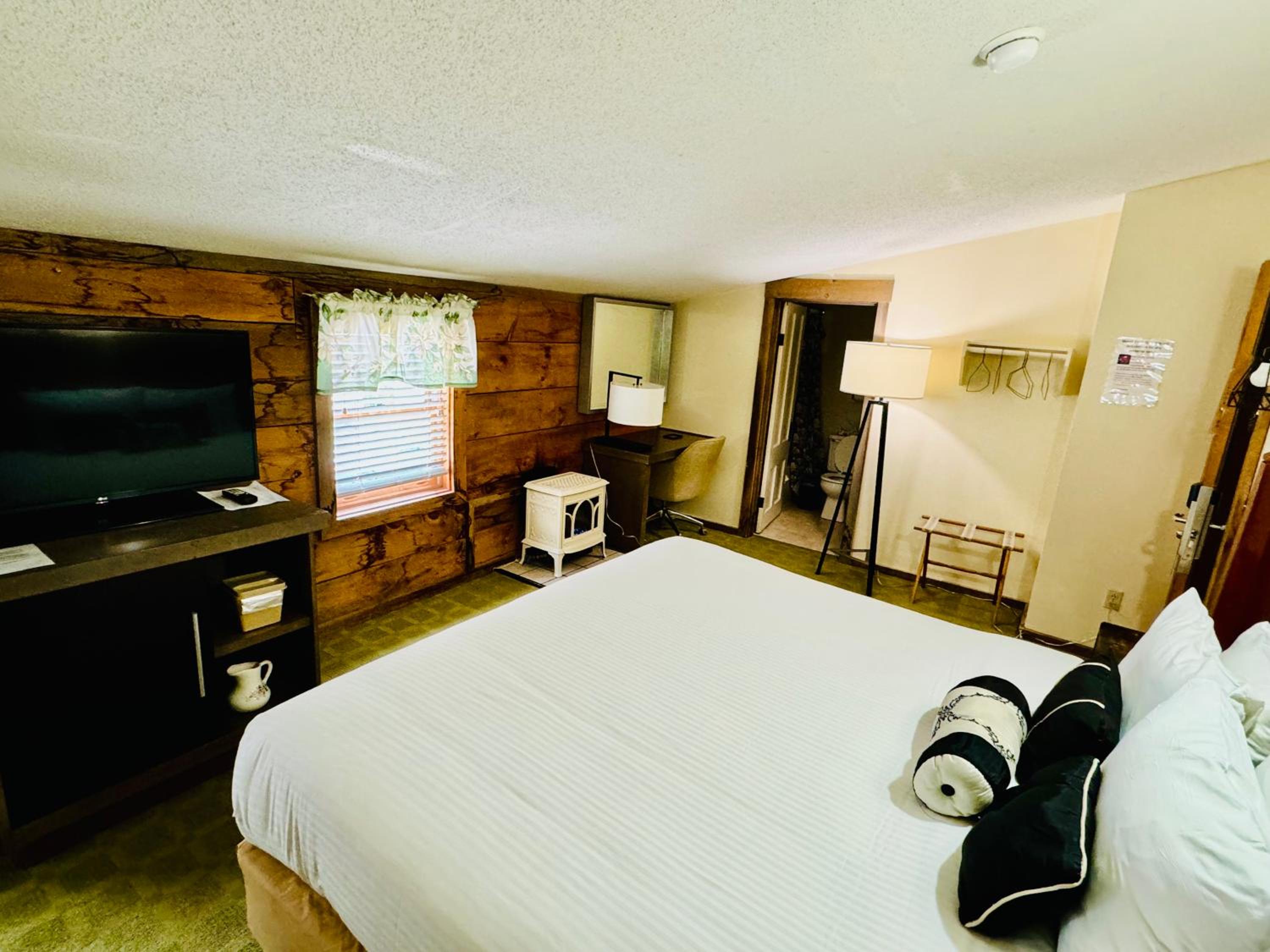 Standard King Room photo 1