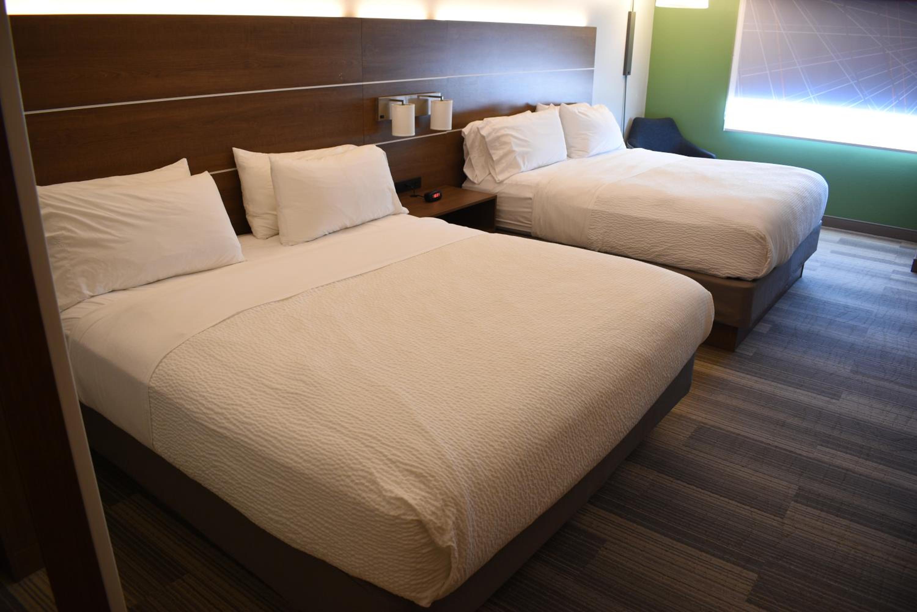 Standard King Room with Two King Beds - Photo 14