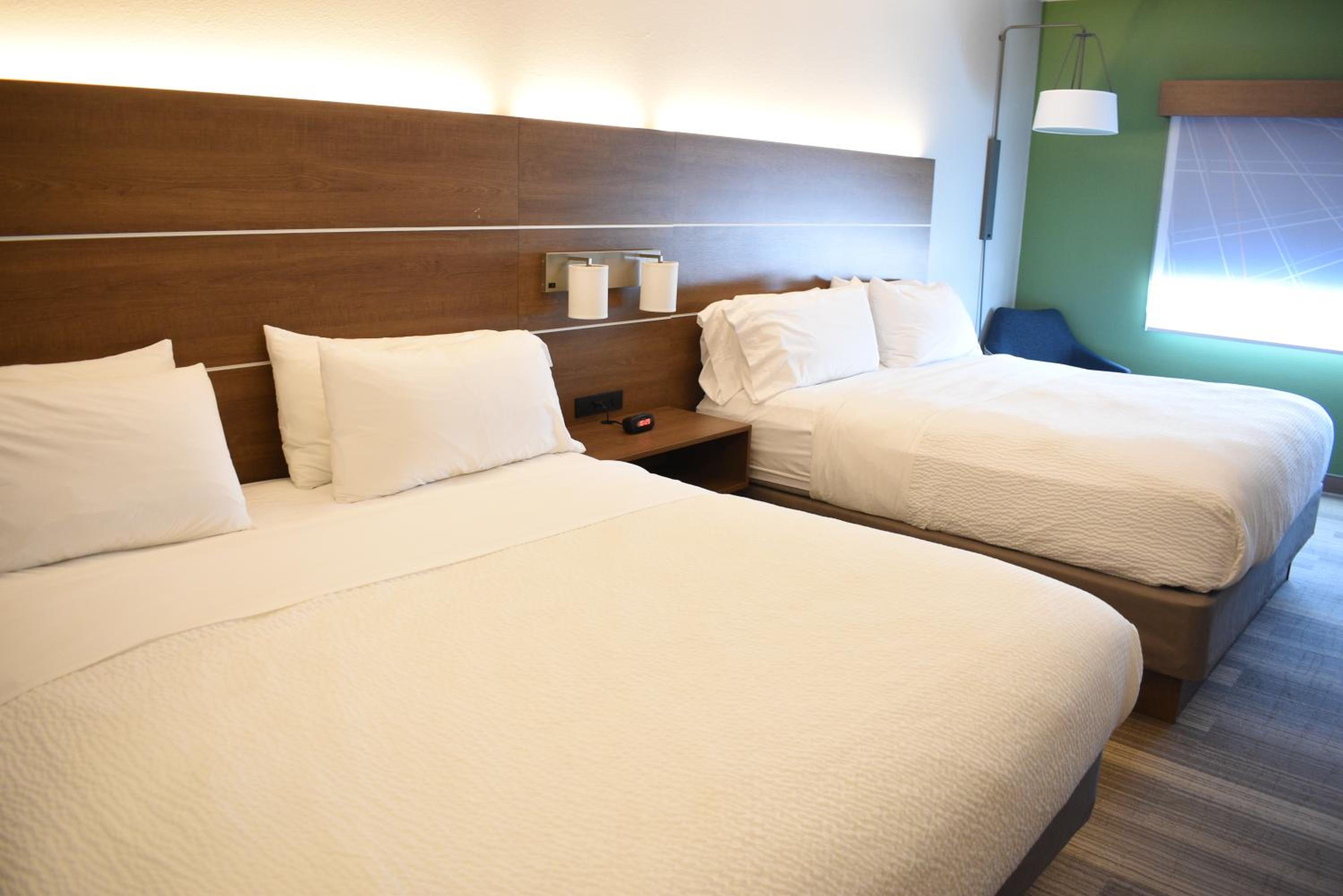 Standard King Room with Two King Beds - Photo 3