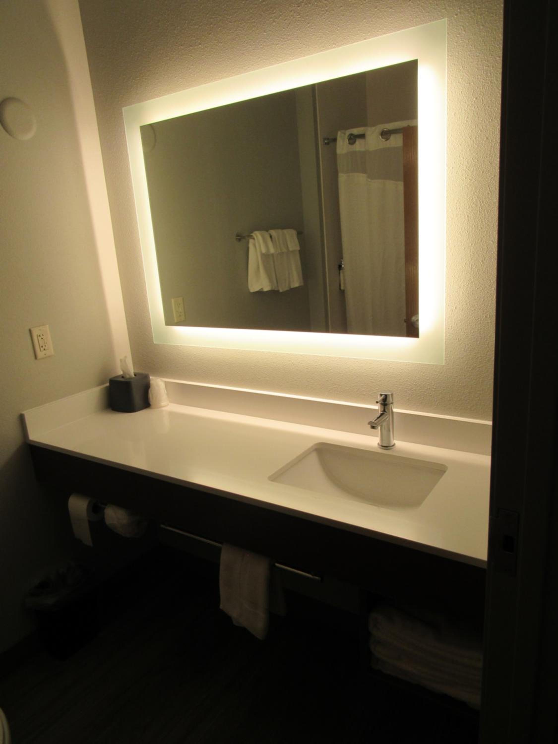 Standard King Room - Photo 17