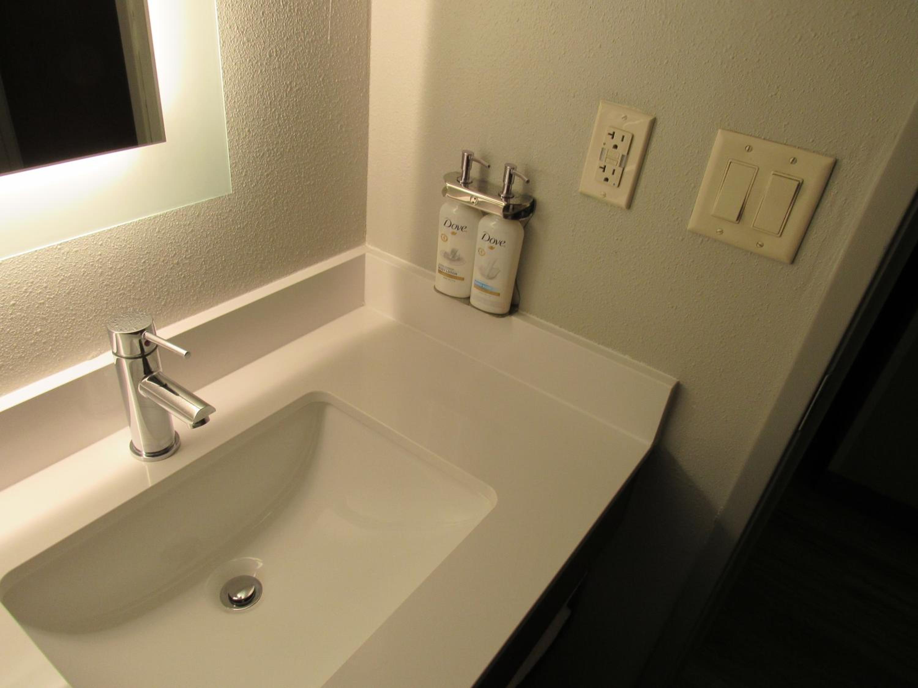 Standard King Room - Photo 19