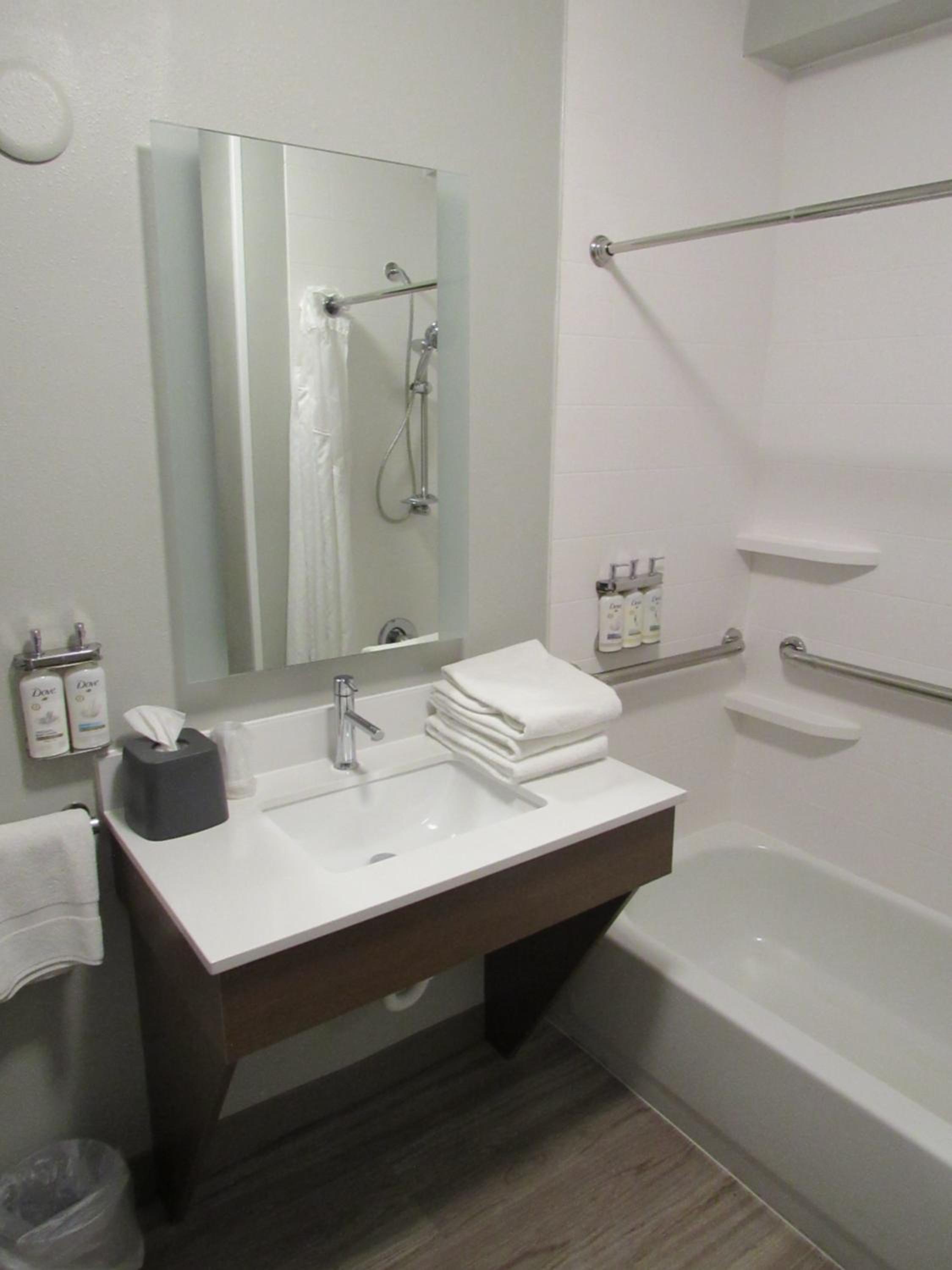 Standard King Room with Mobility Accessible Tub - Photo 9