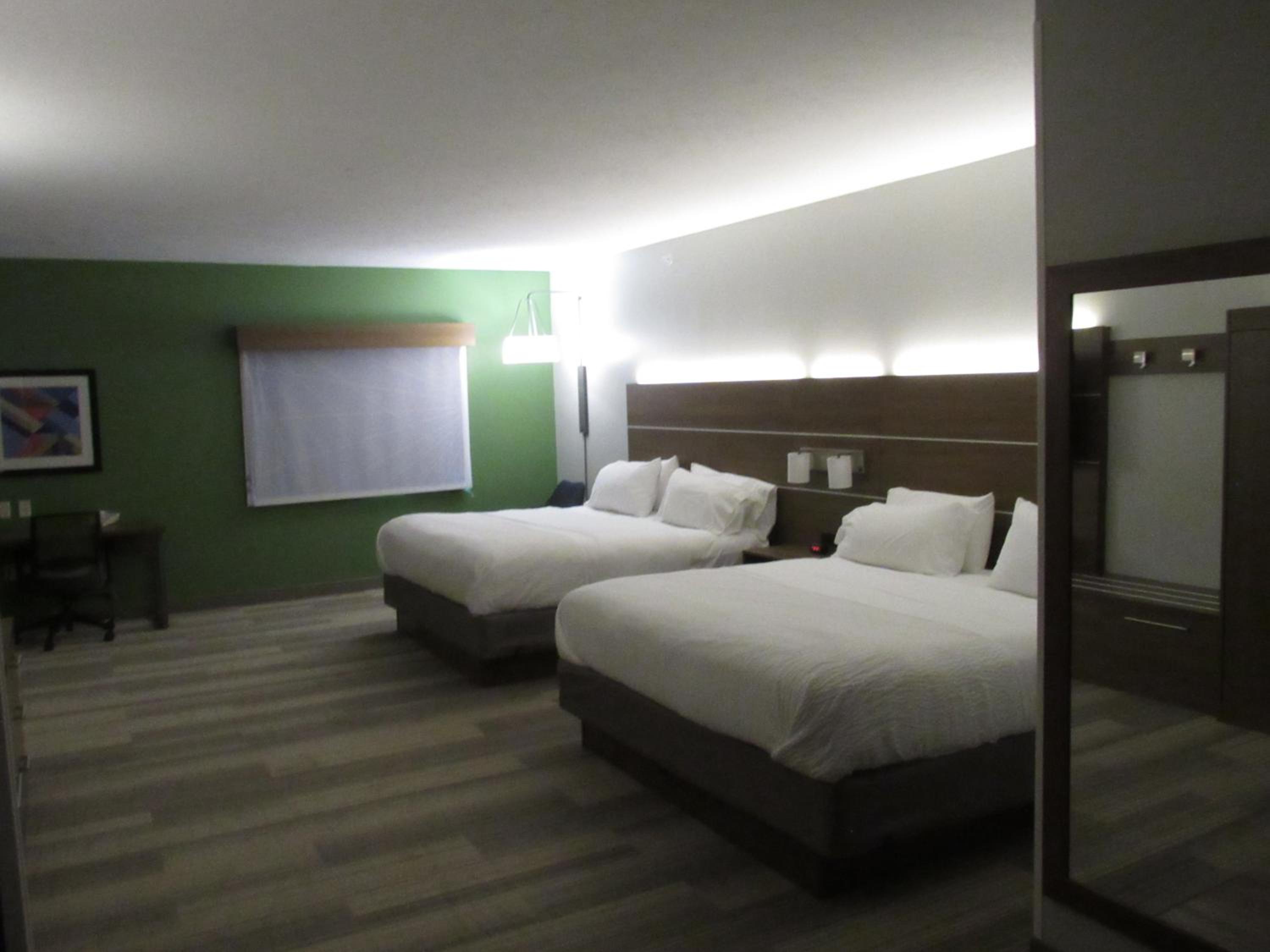 Suite with Two King Beds - Photo 12