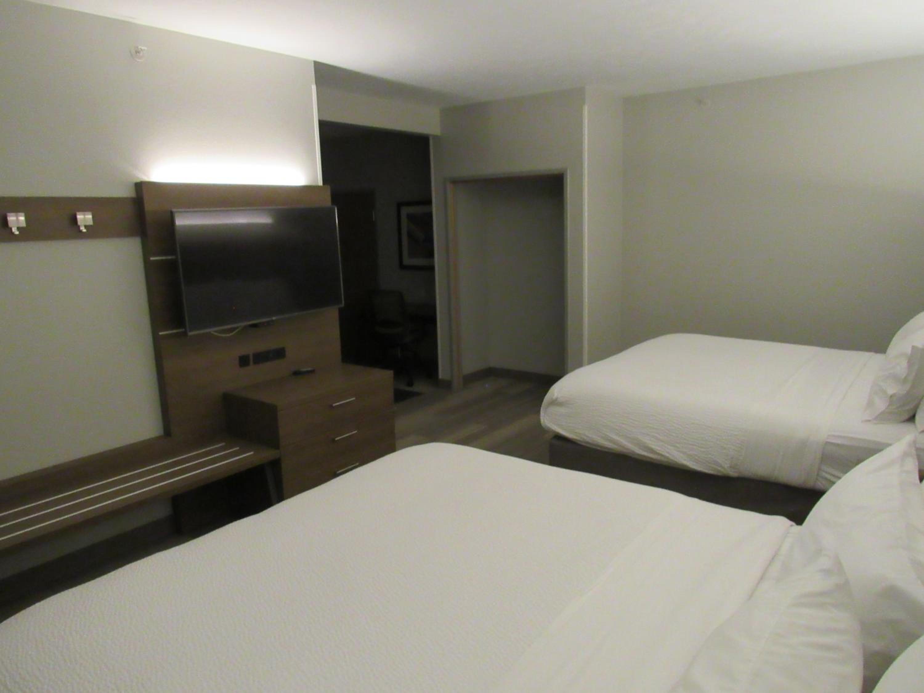 Suite with Two King Beds - Photo 10