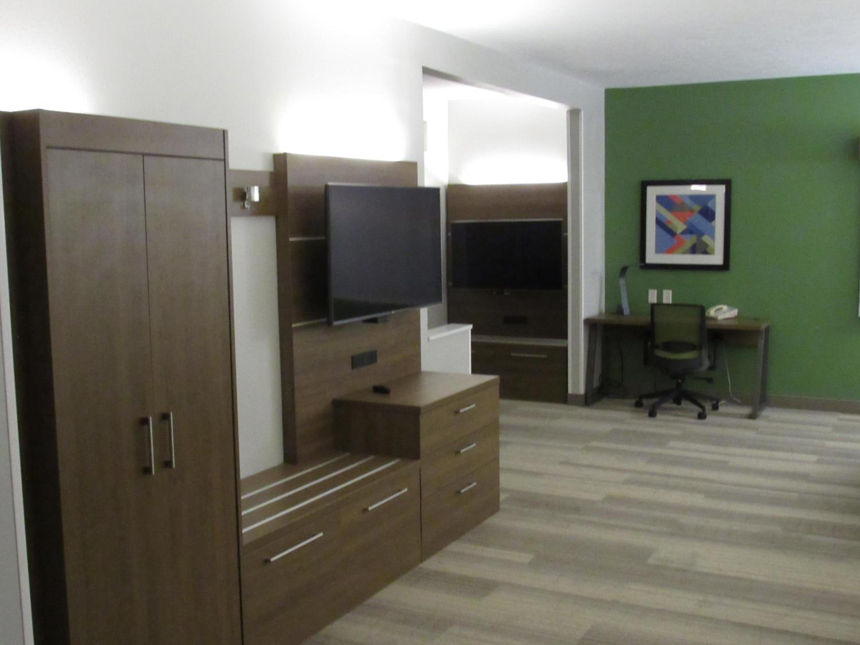 Suite with Two King Beds - Photo 11