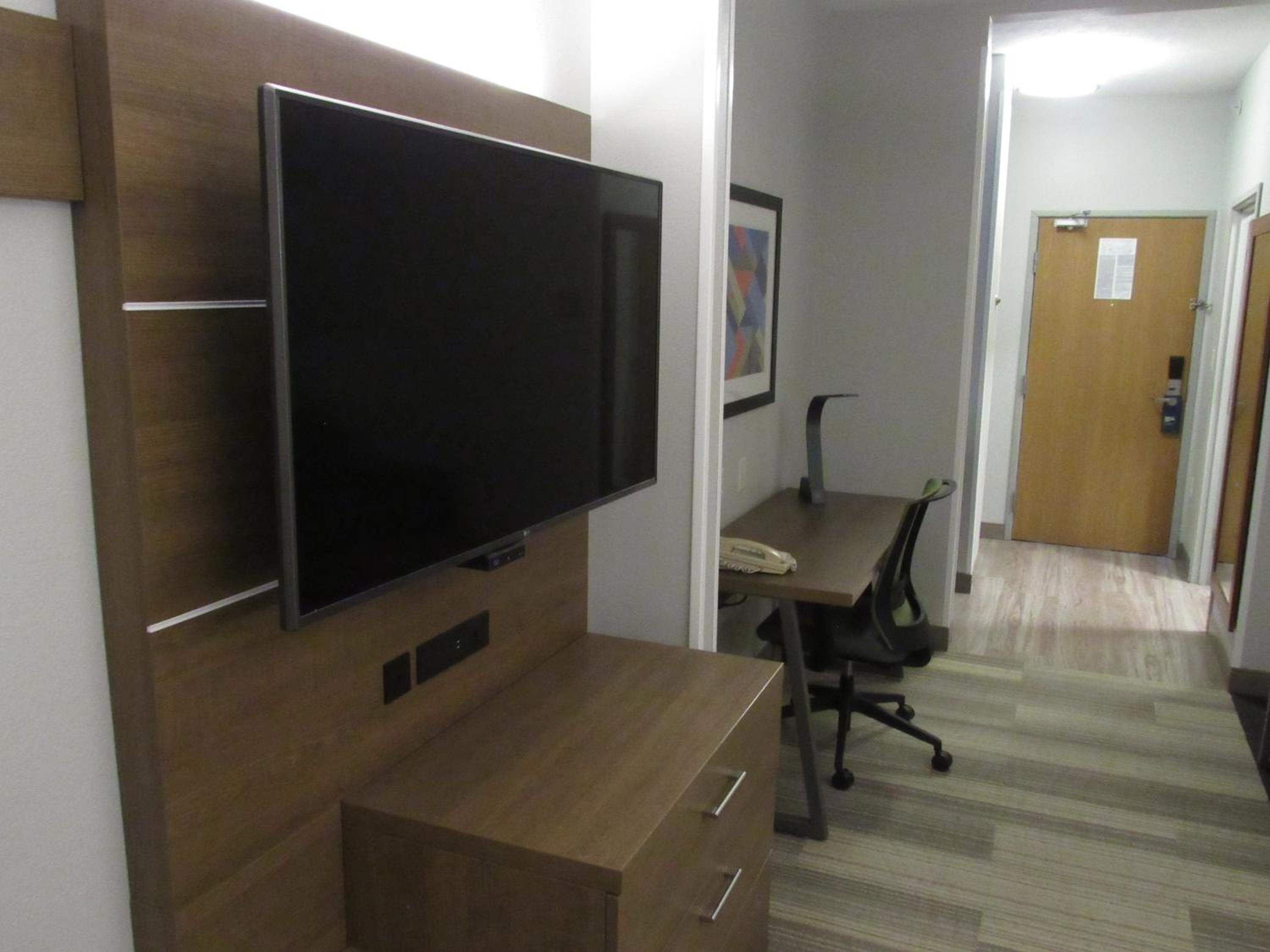 Standard King Room - Photo 12