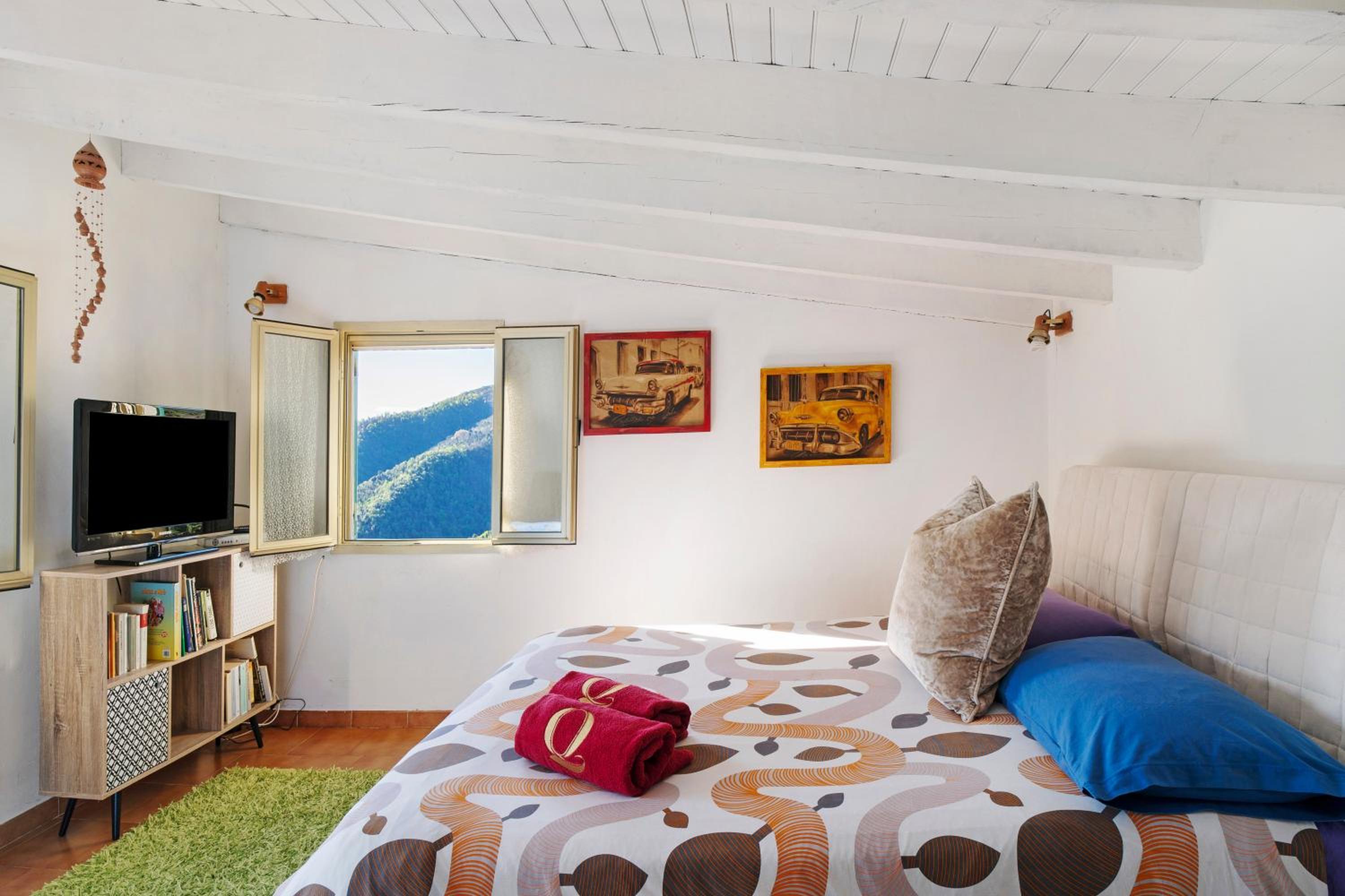 Three-Bedroom Apartment with Mountain View photo 1