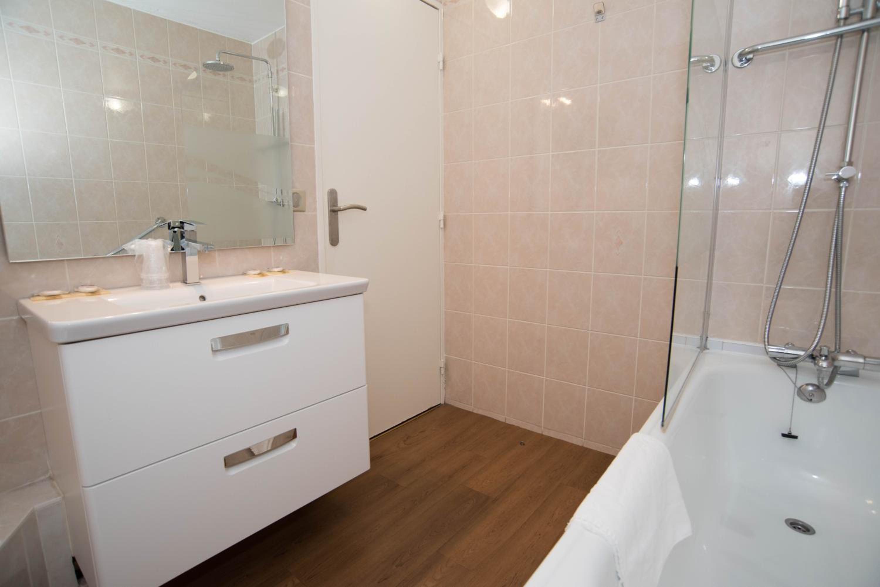 Double Room - Photo 8
