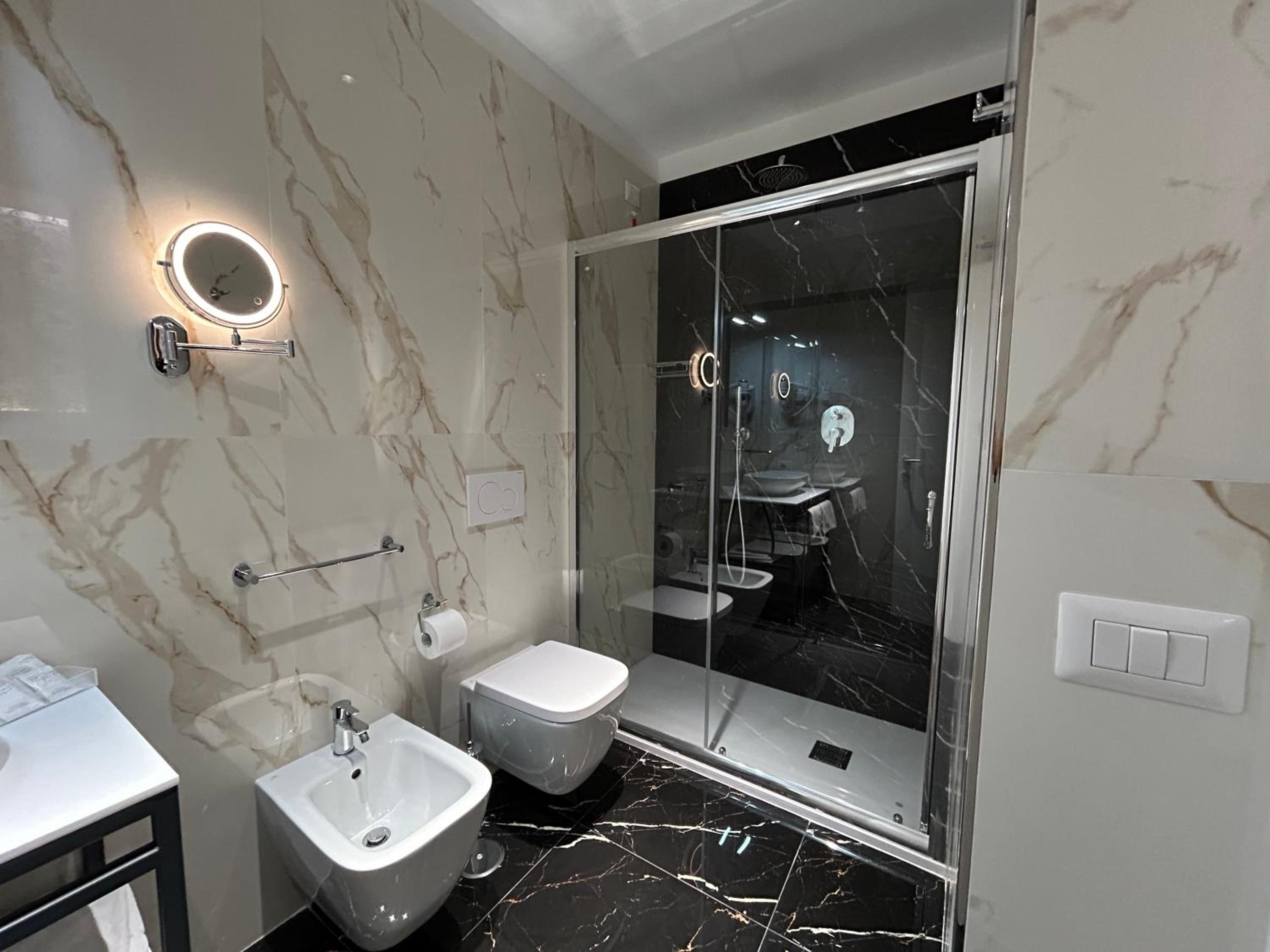 Deluxe Double or Twin Room thumbnail 5