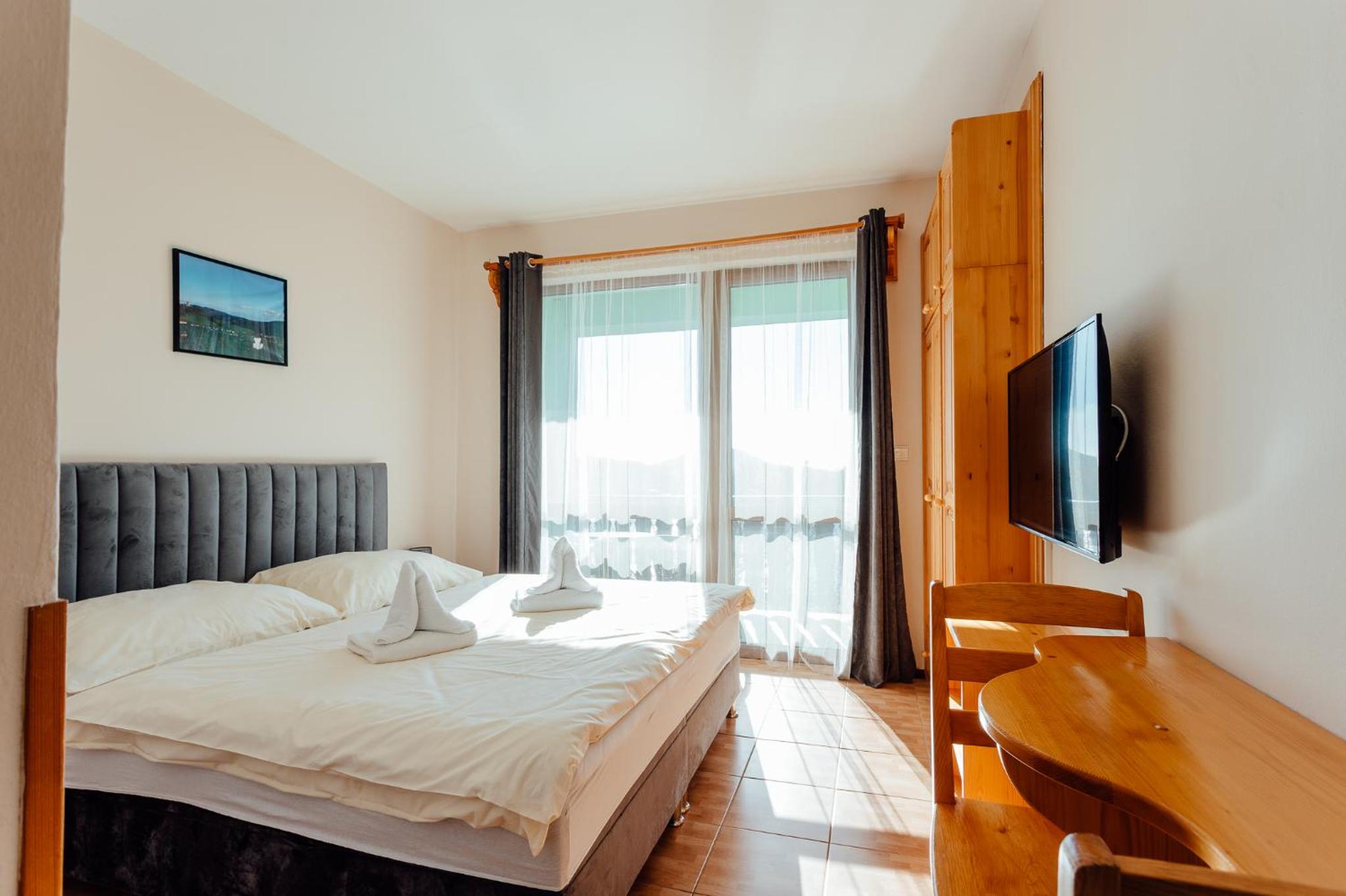 Double Room with Lake View - Photo 2