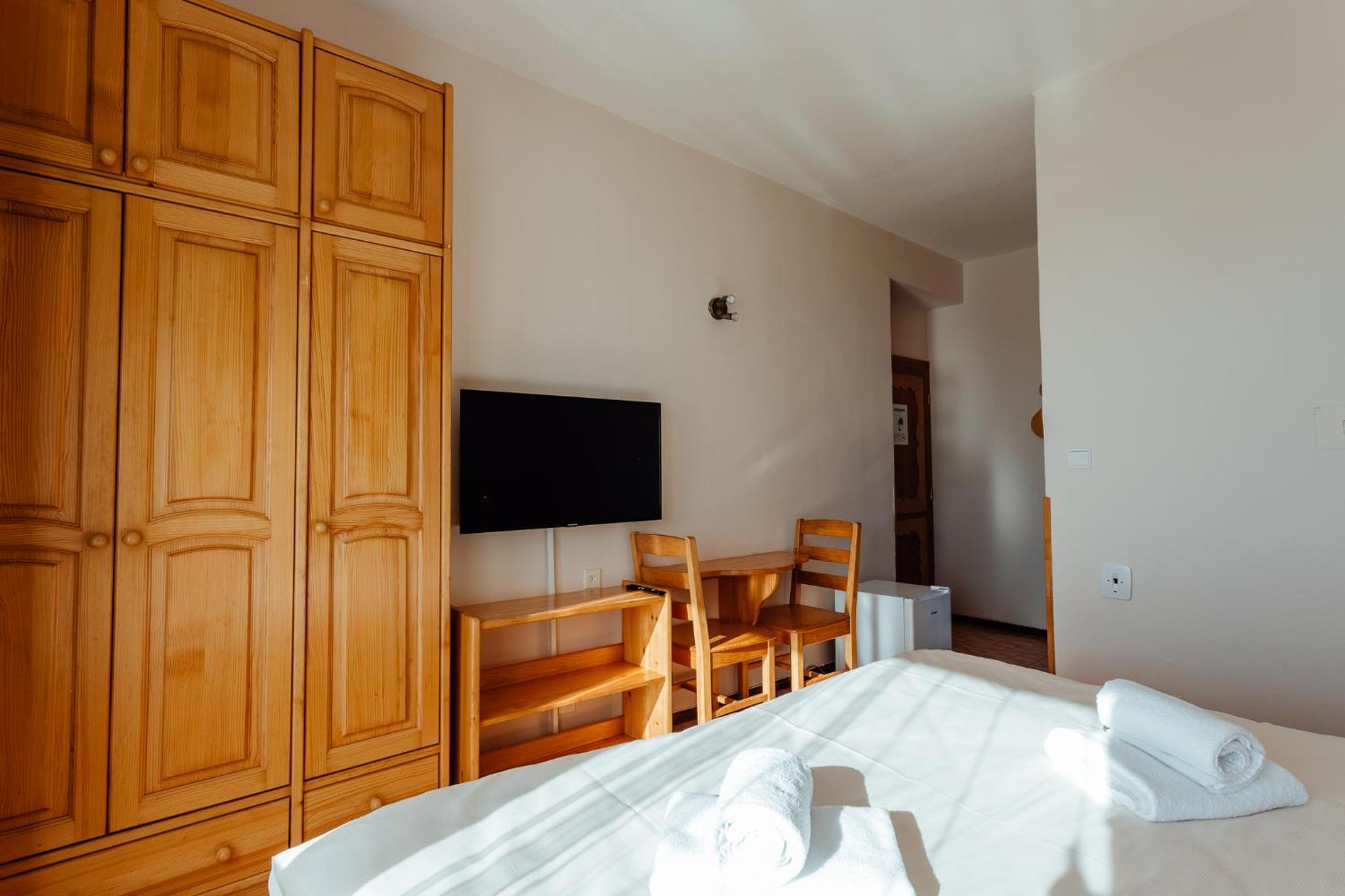 Double Room with Lake View - Photo 3