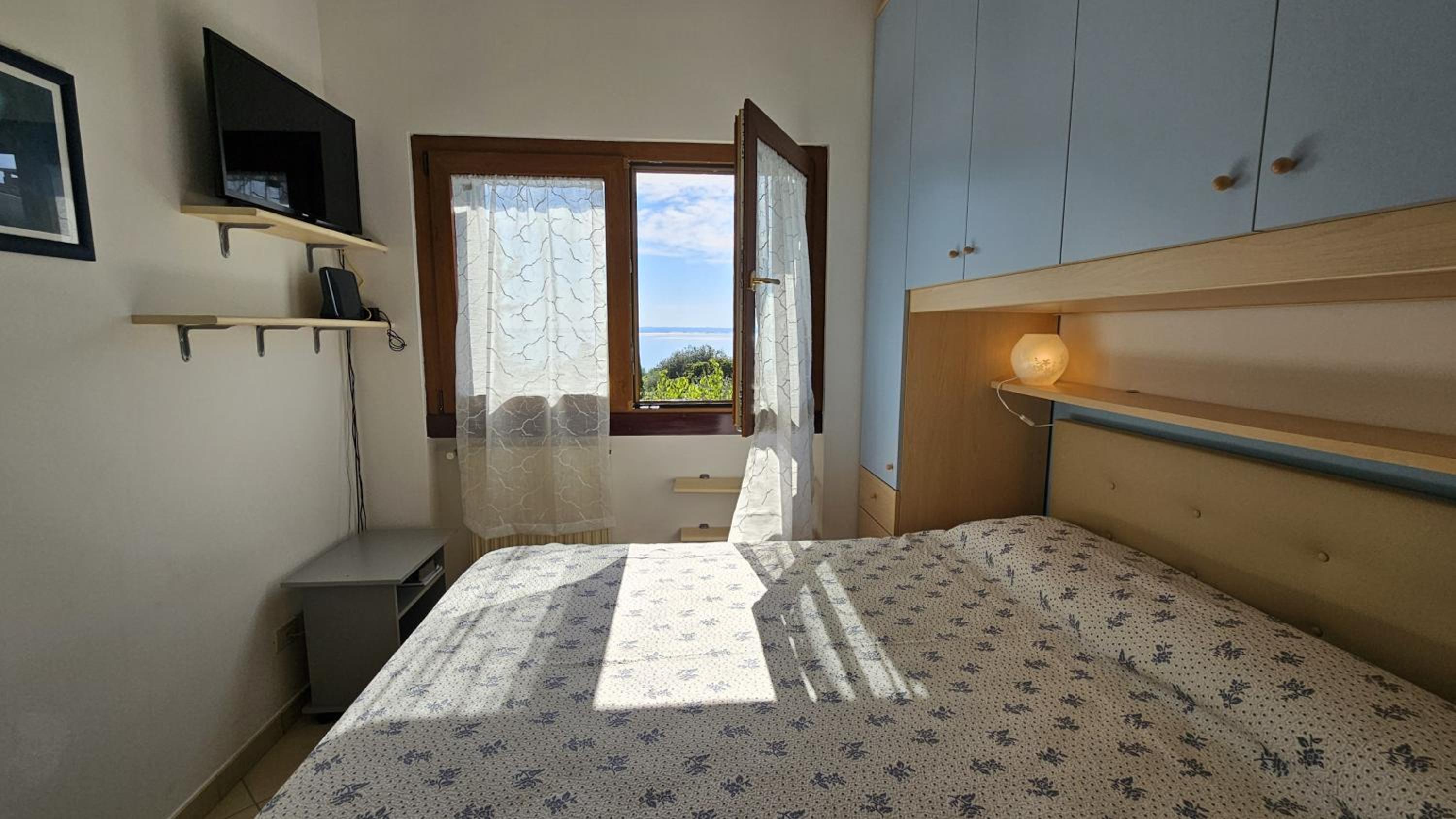 Apartment with Lake View