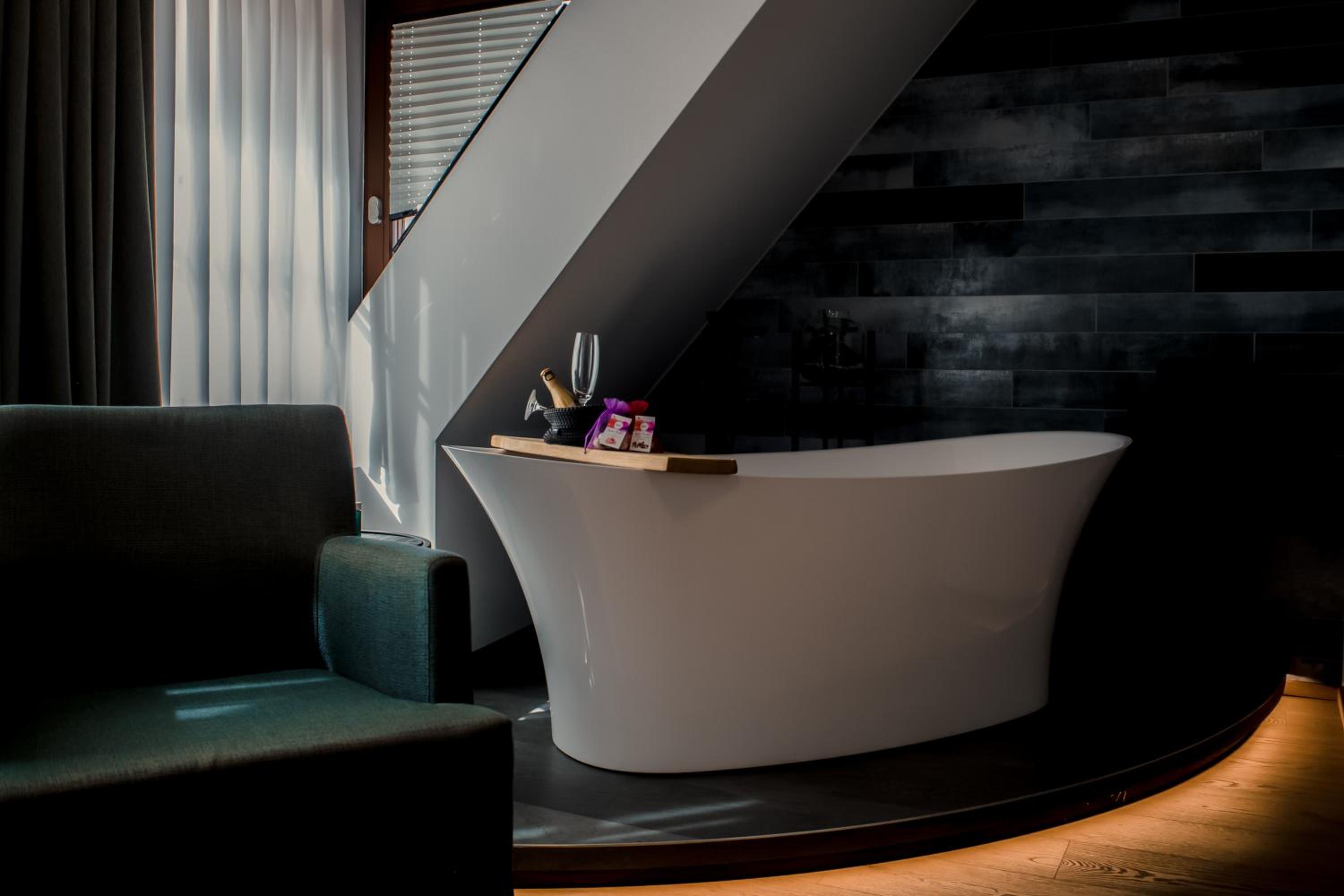 Deluxe Double Room with Bath - Photo 10