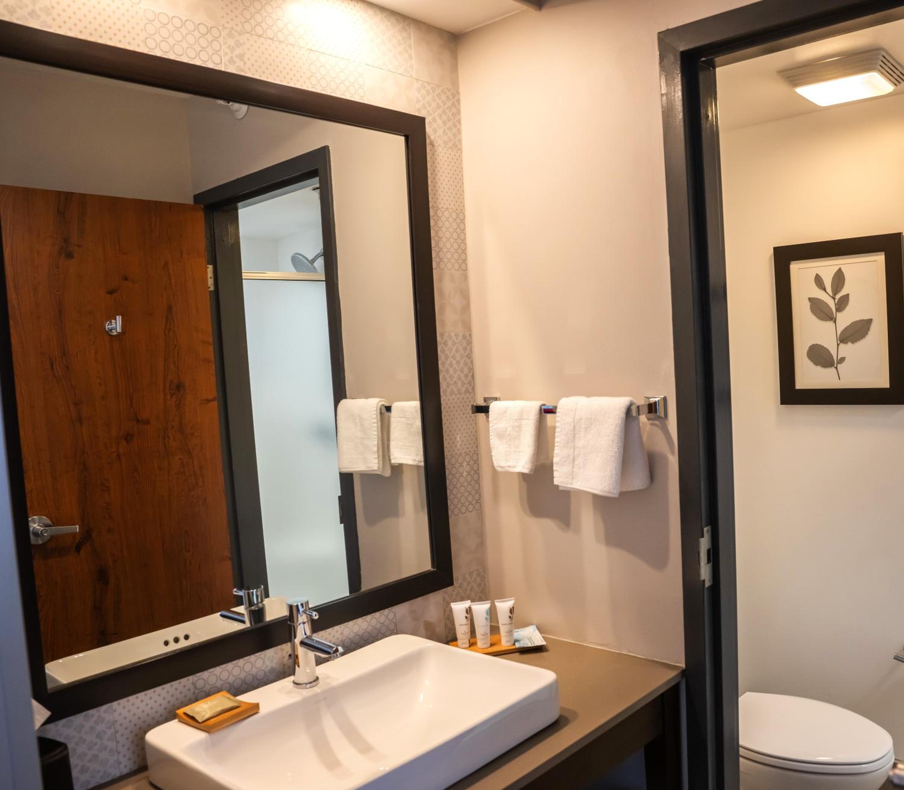 One-Bedroom King Suite - Non-Smoking - Photo 2