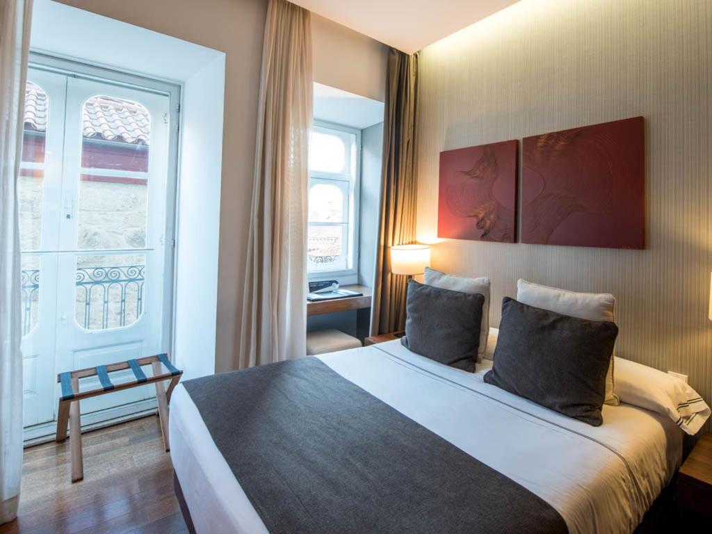 Basic Double or Twin Room with River View - Photo 2