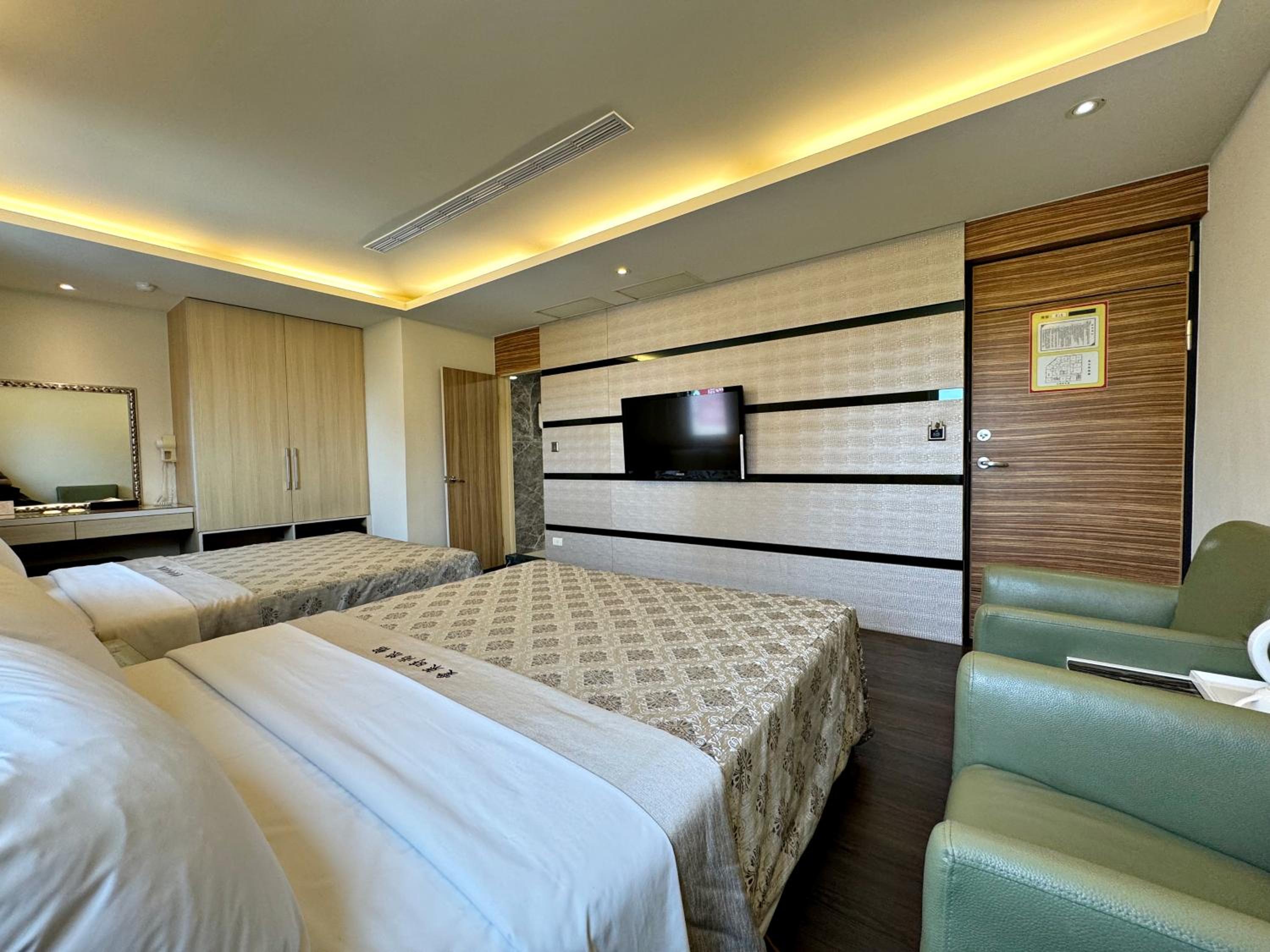 Quadruple Room with Street View