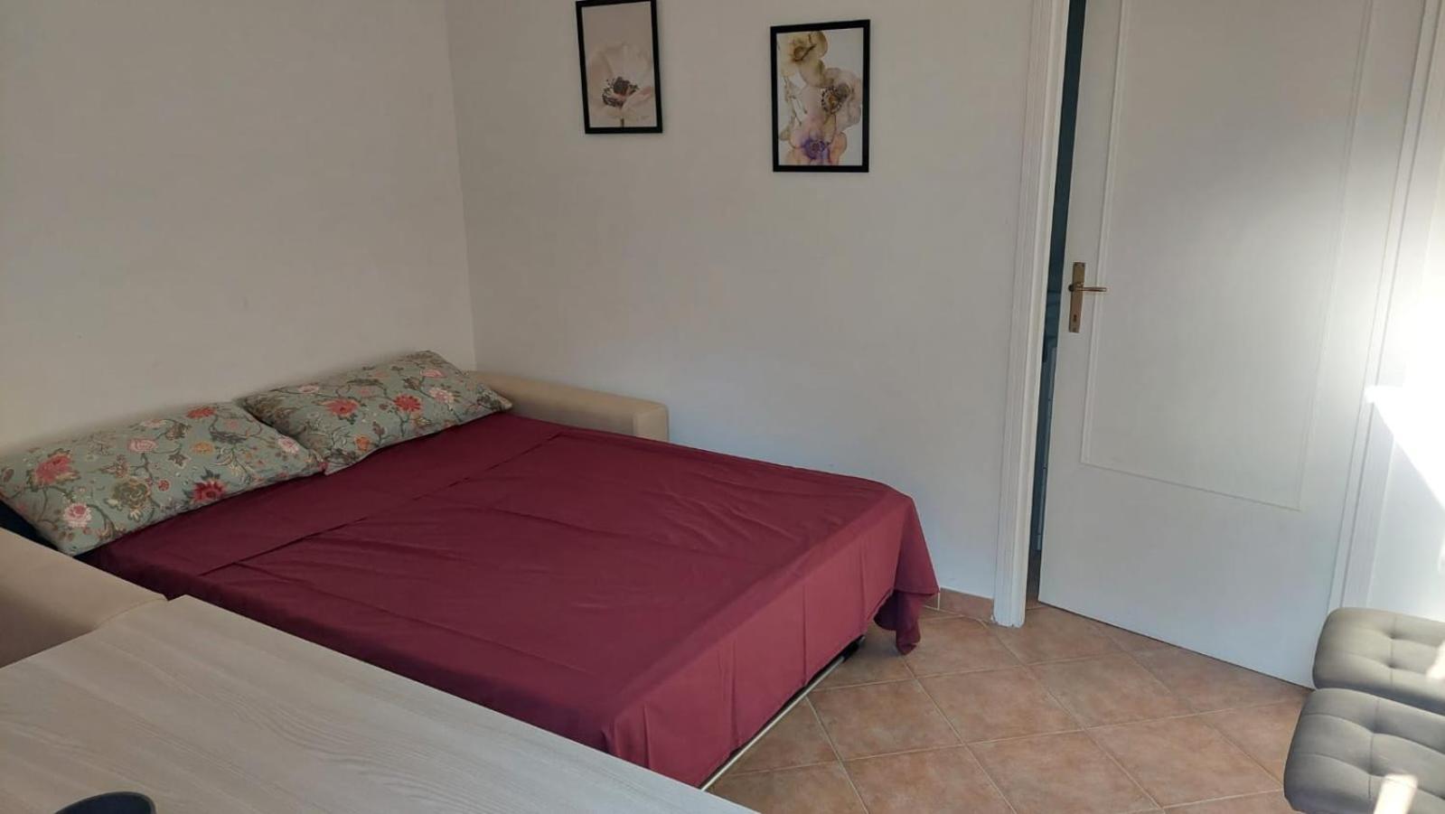 One-Bedroom House photo 1