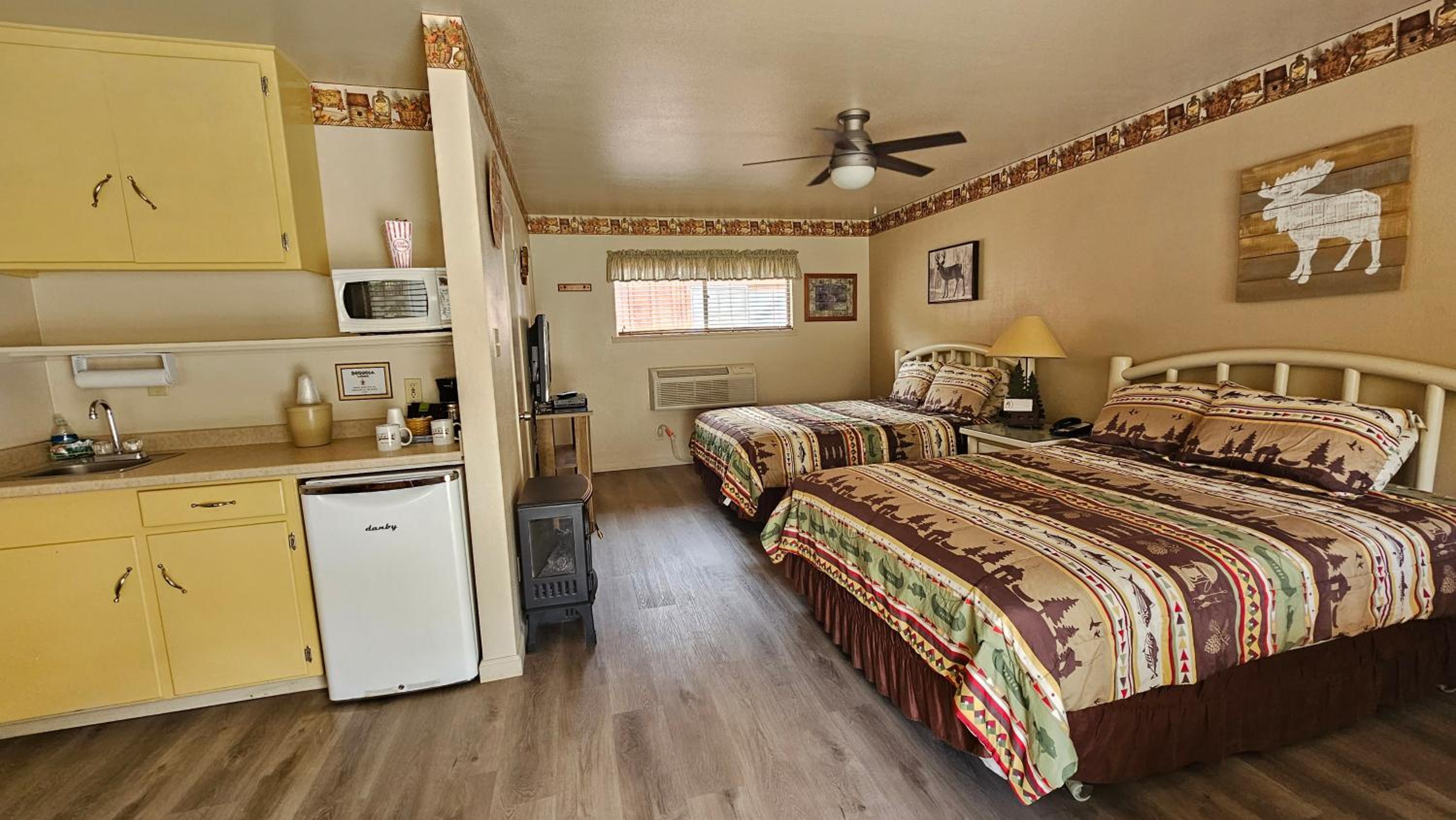 Queen Room with Two Queen Beds photo 3