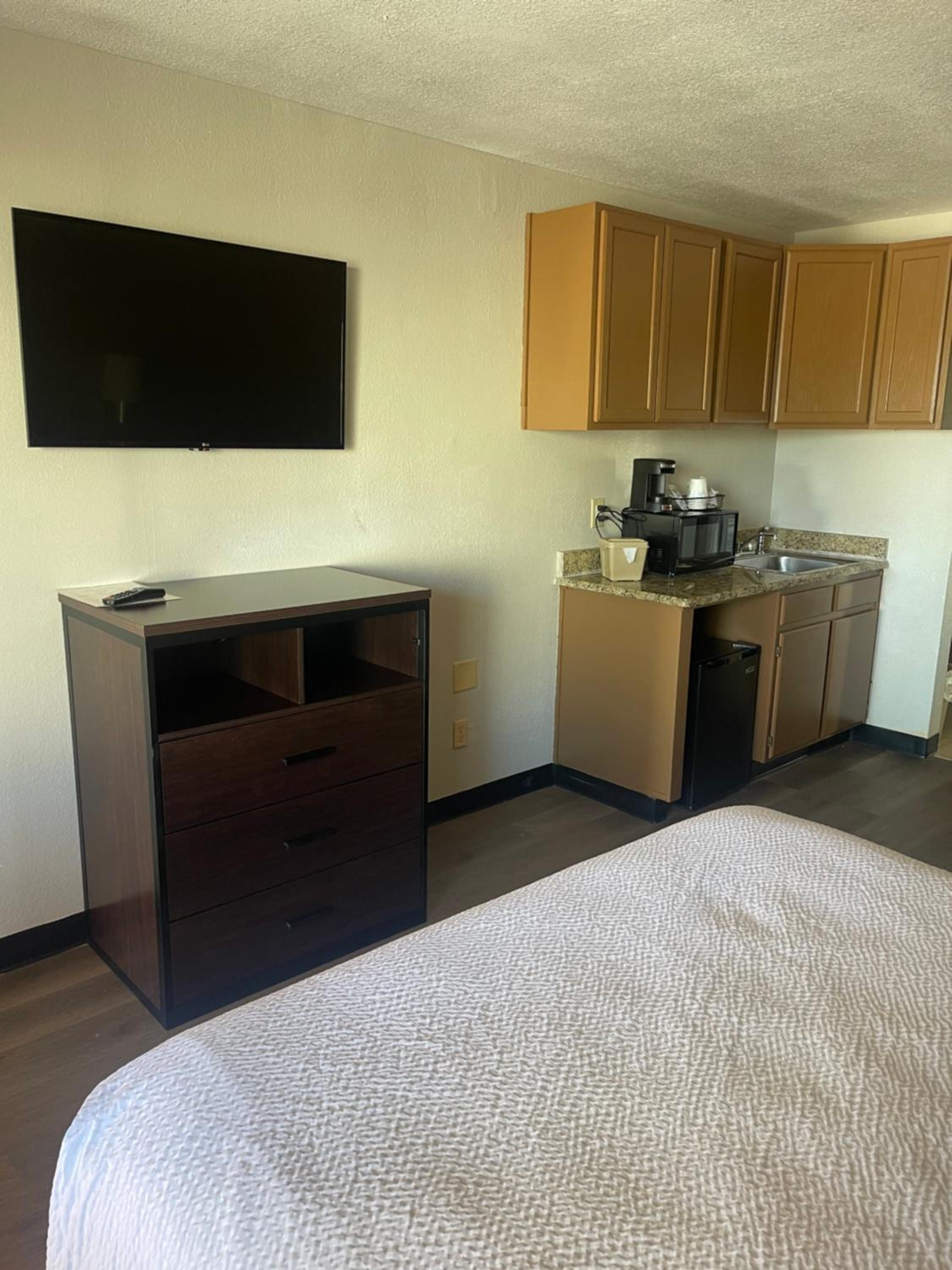 Studio Suite with Two Queen Beds - Non-Smoking - Photo 3