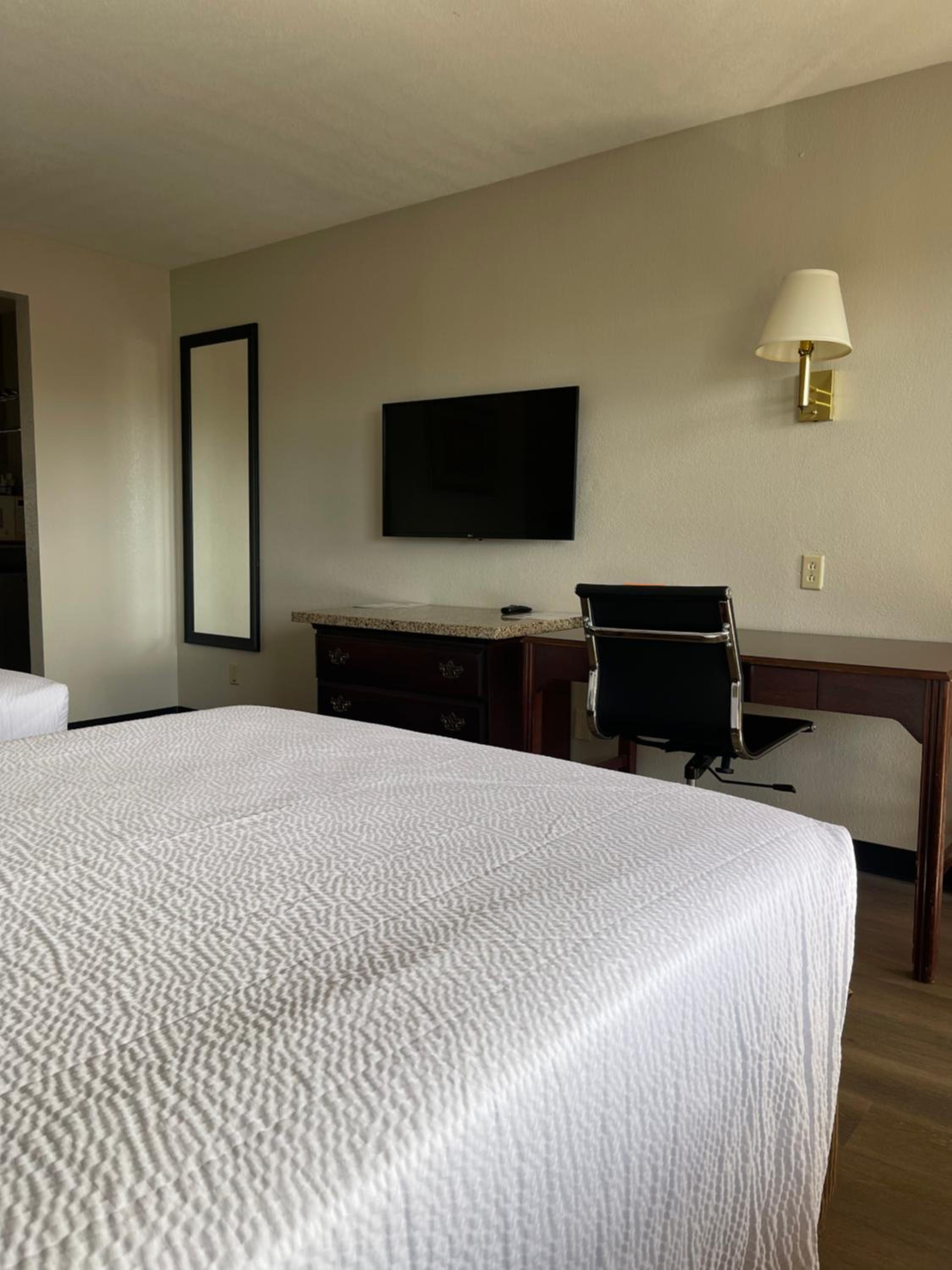 Queen Room with Two Queen Beds - Non-Smoking - Photo 3