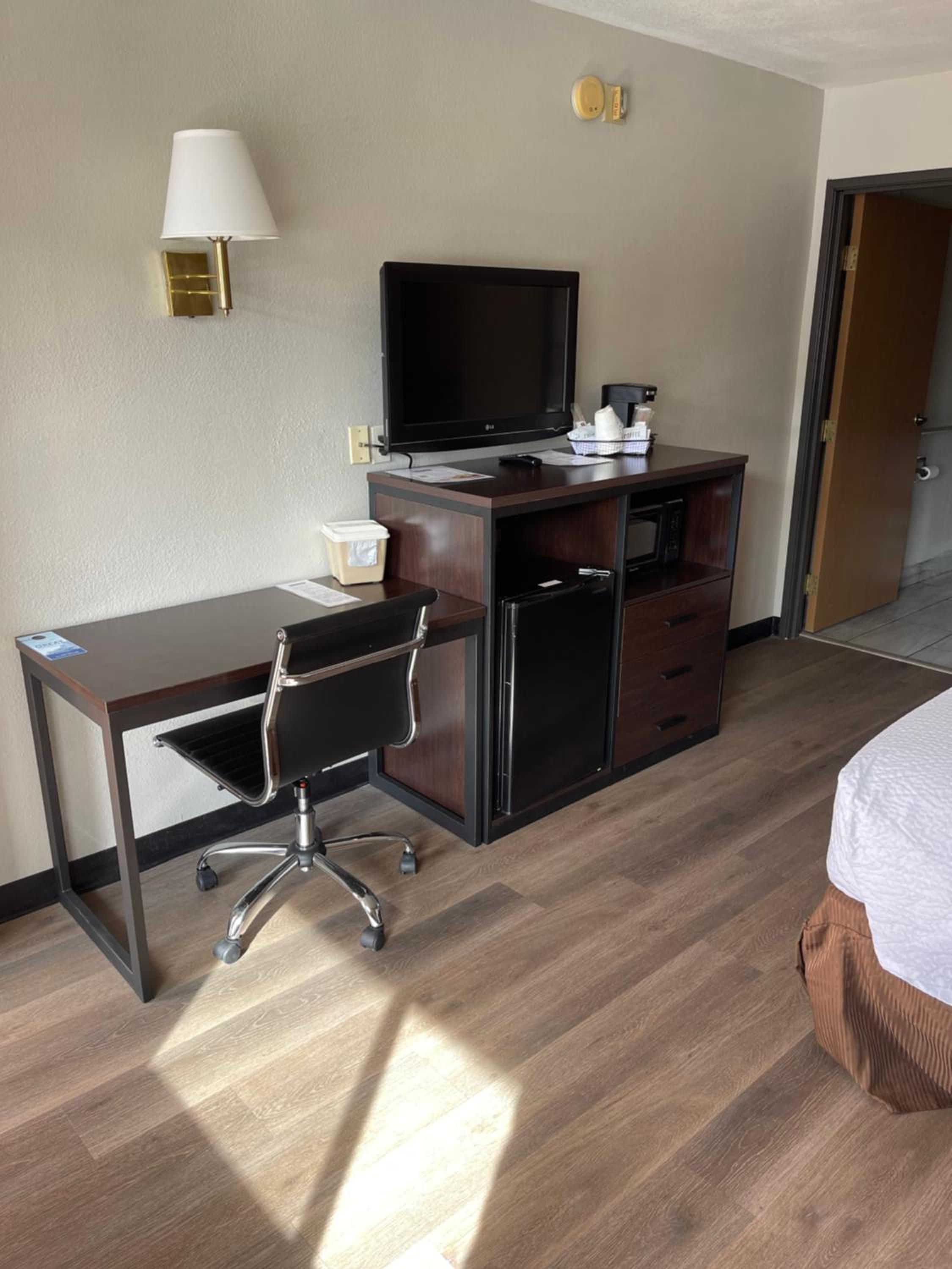 Queen Room - Disability Access - Non-Smoking - Photo 4
