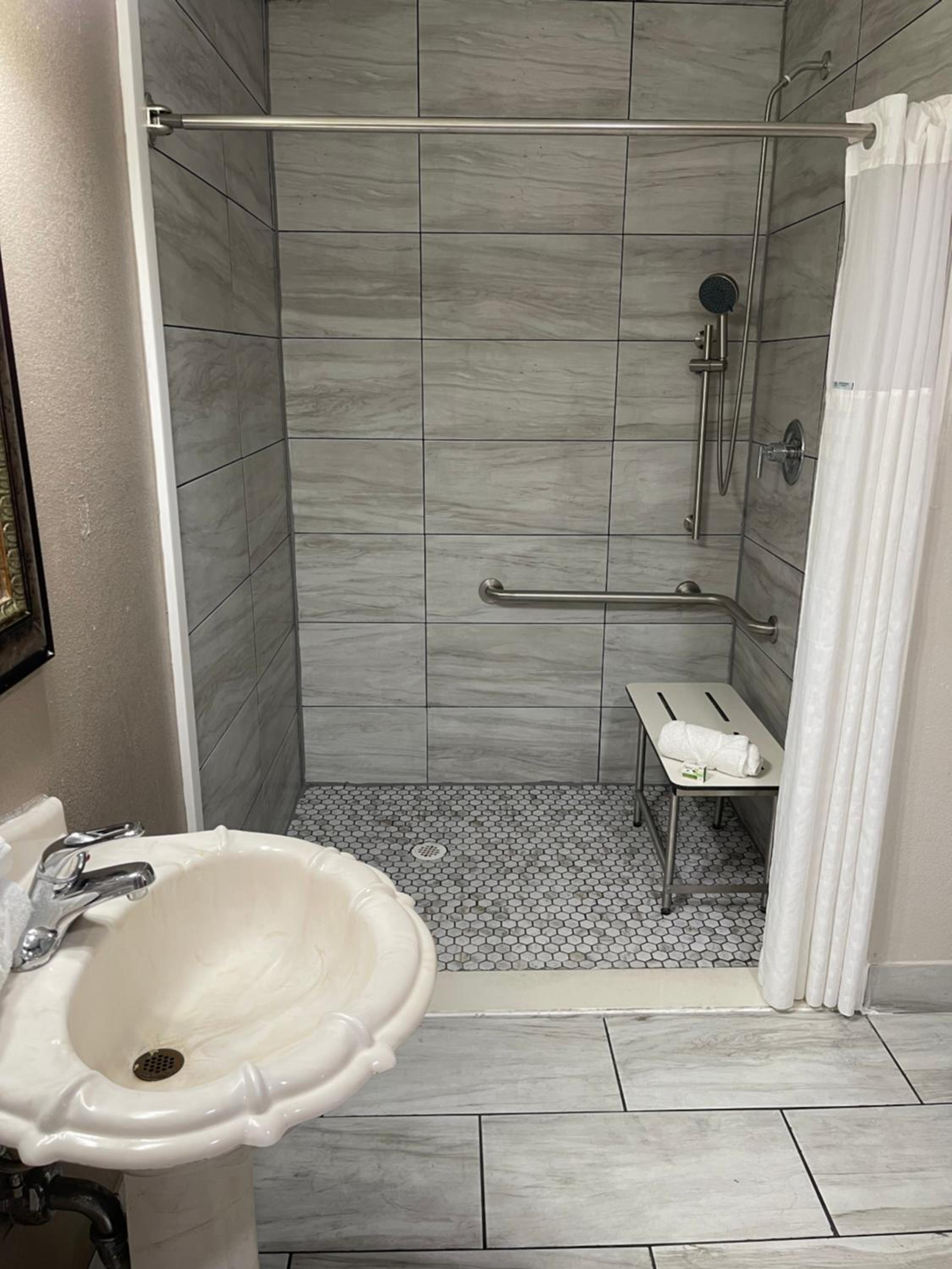 Queen Room - Disability Access - Non-Smoking - Photo 3