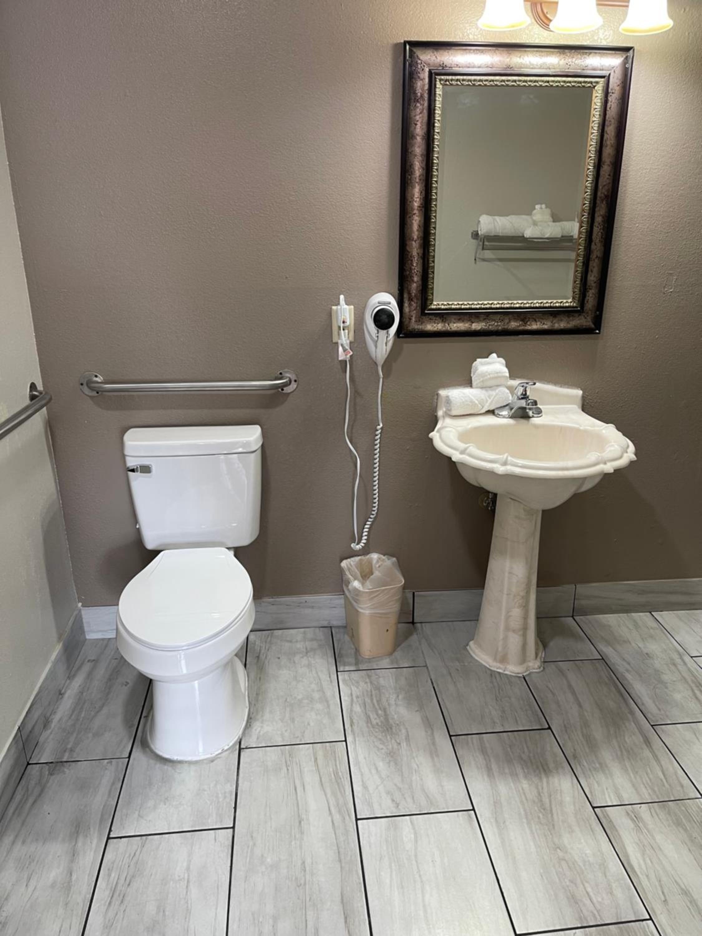 Queen Room - Disability Access - Non-Smoking - Photo 2