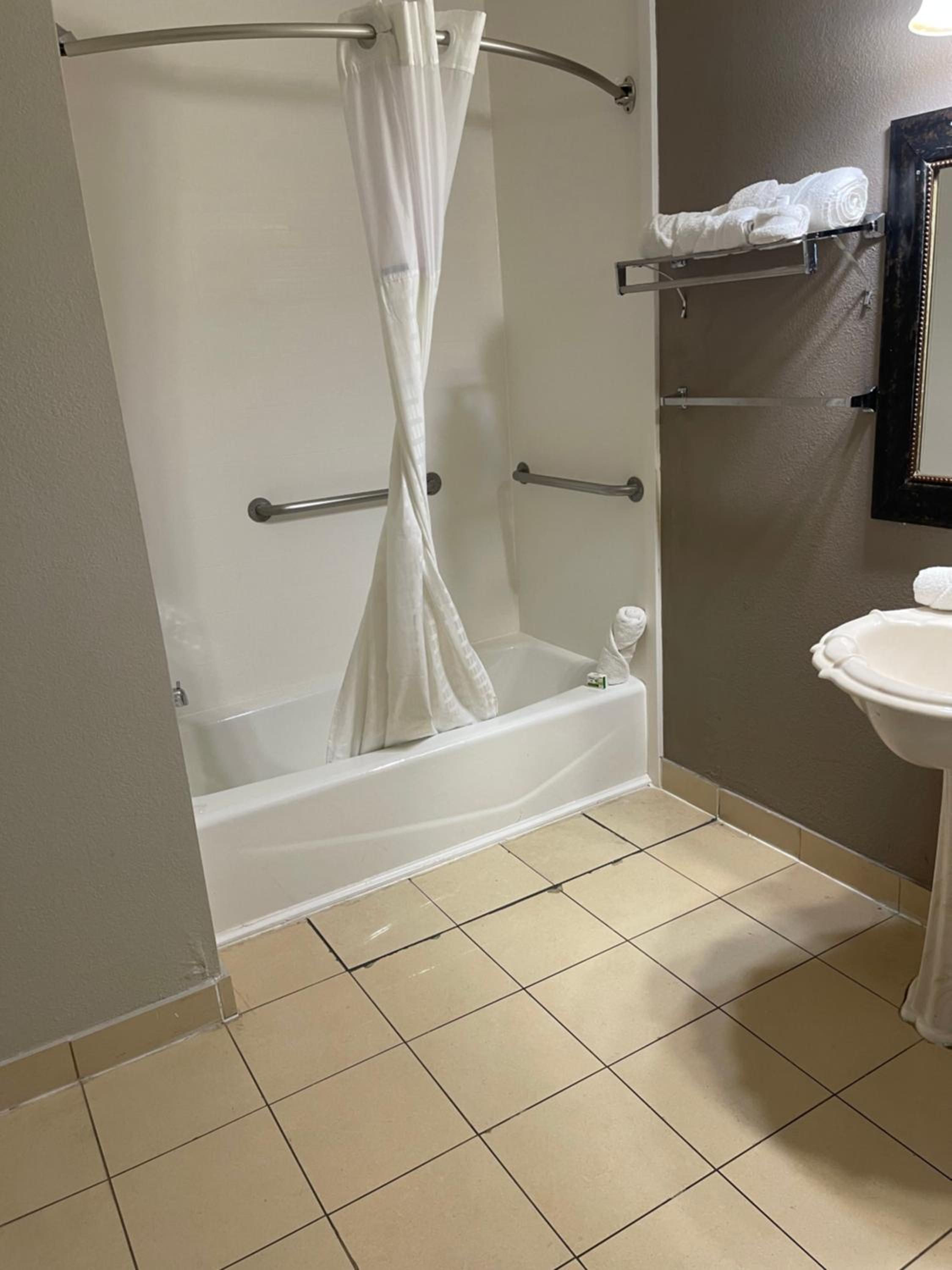 Queen Room - Disability Access - Non-Smoking - Photo 5