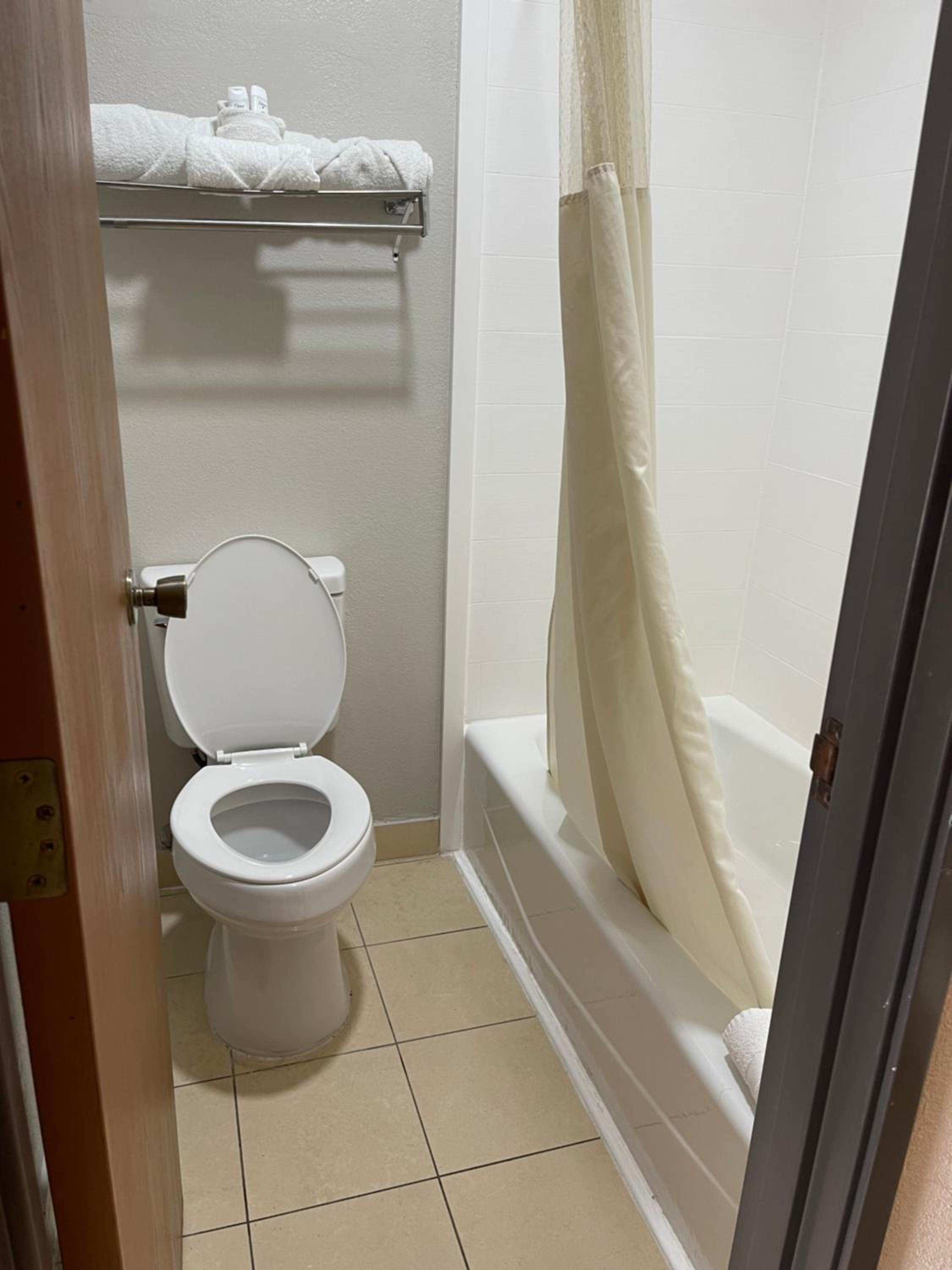 Queen Room - Non-Smoking - Photo 2