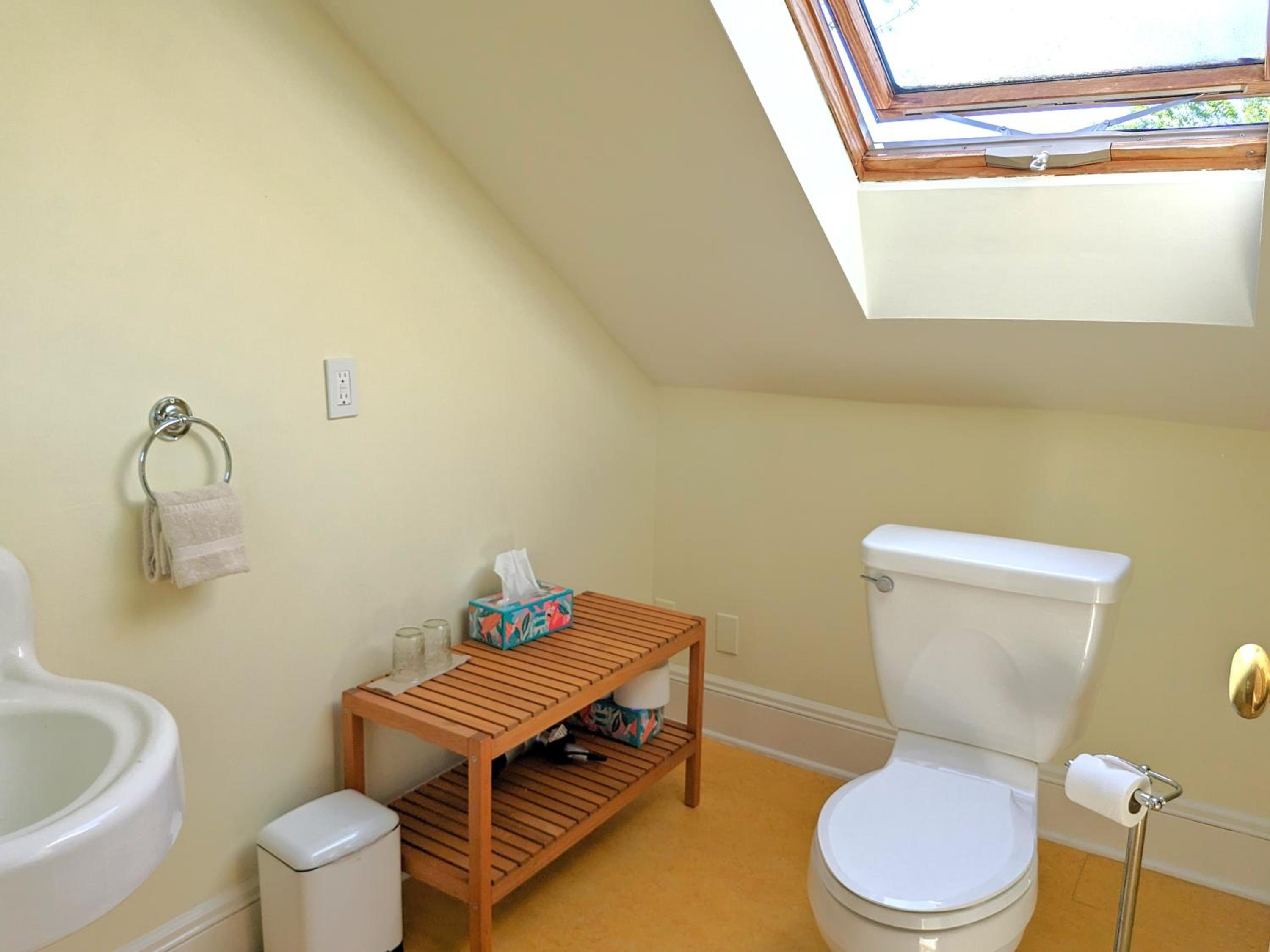 Standard King Room - Photo 5