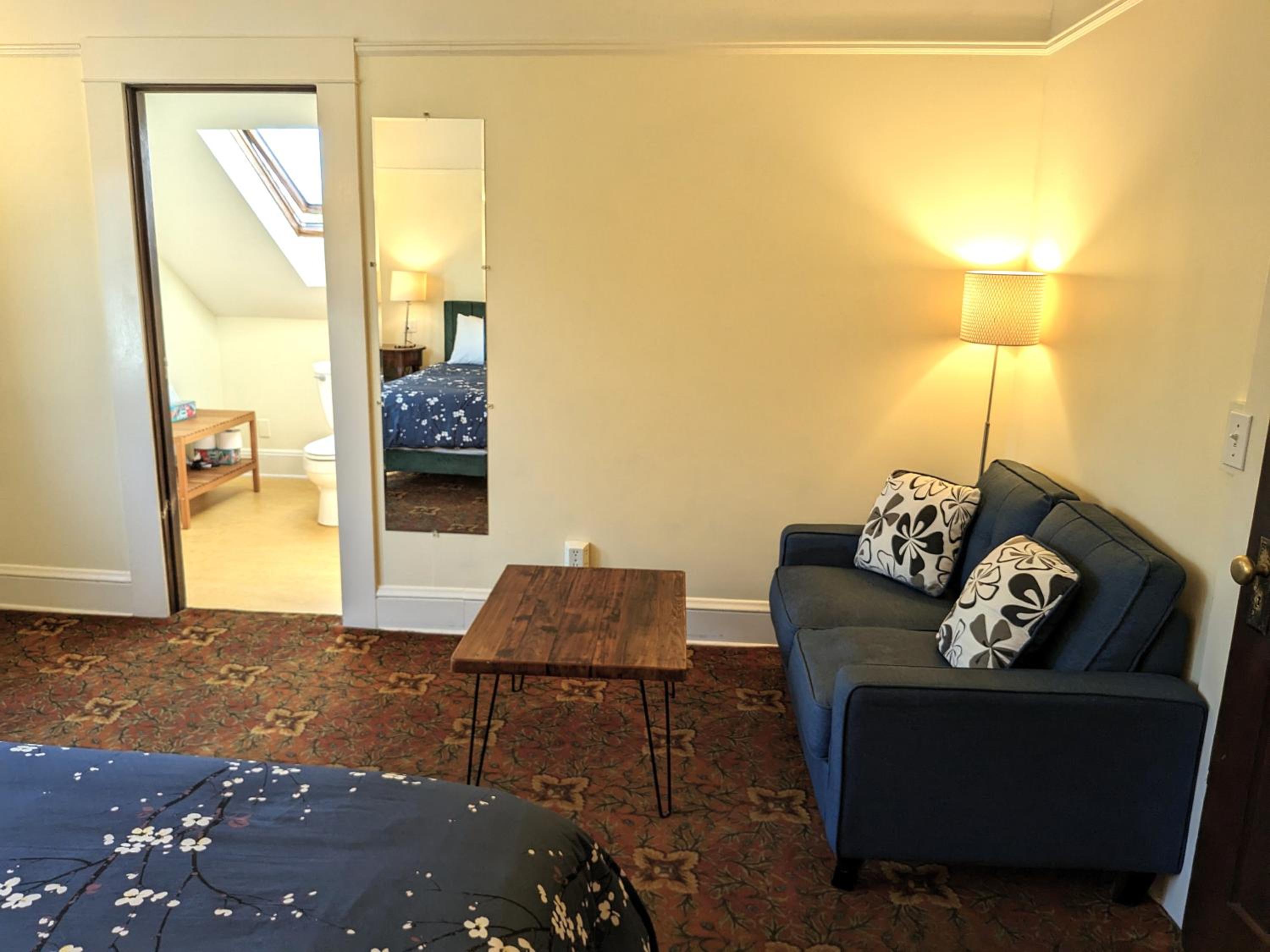 Standard King Room - Photo 4