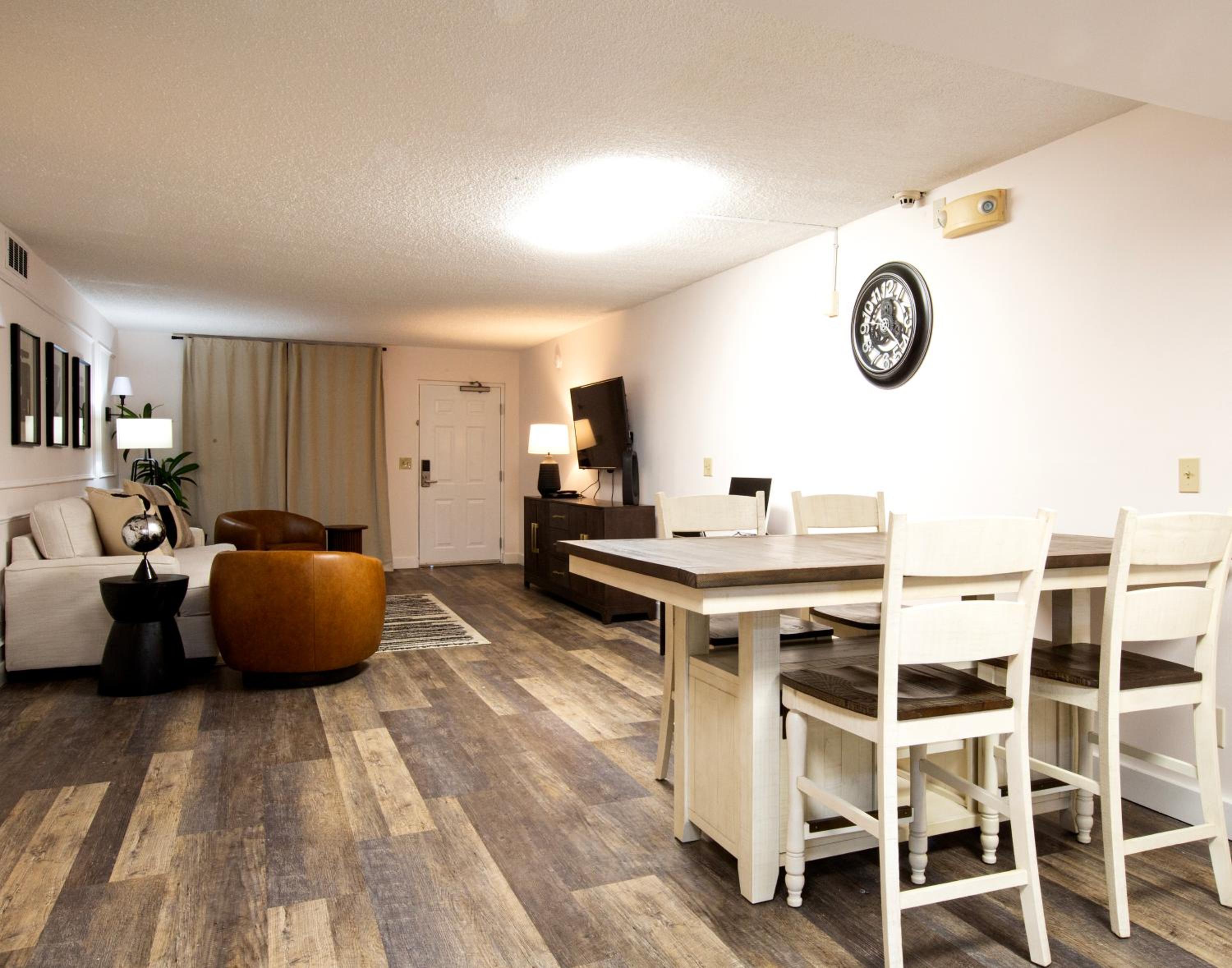 Executive Suite - Photo 3