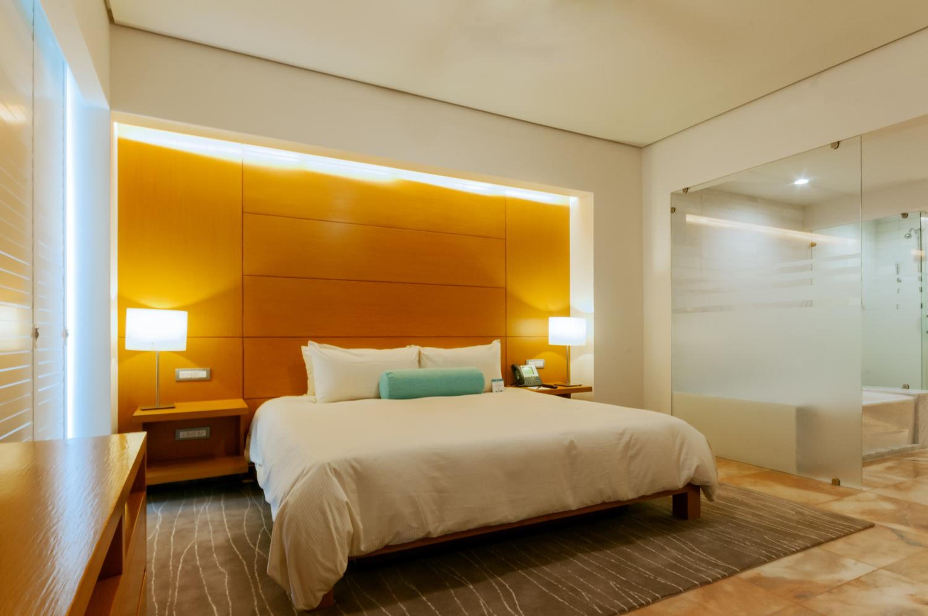 Junior Suite King Size Bed Diamante - Photo 1