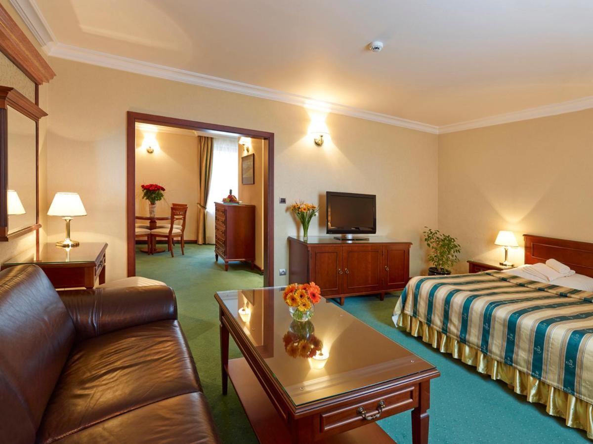 Deluxe Family Room