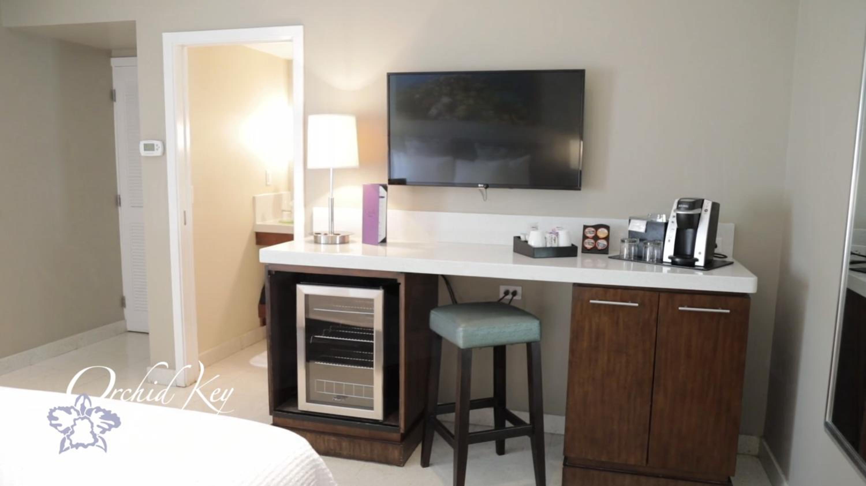 Deluxe King Room - Photo 9