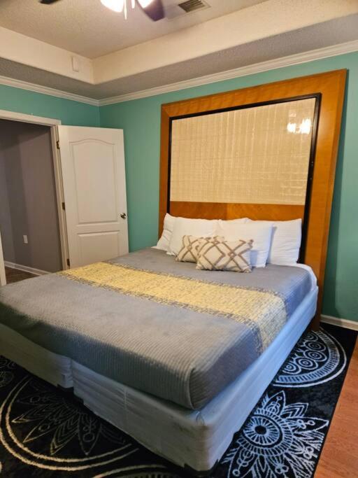 Six-Bedroom House photo 1