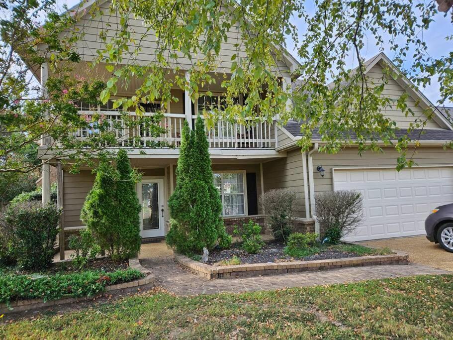 Six-Bedroom House photo 3