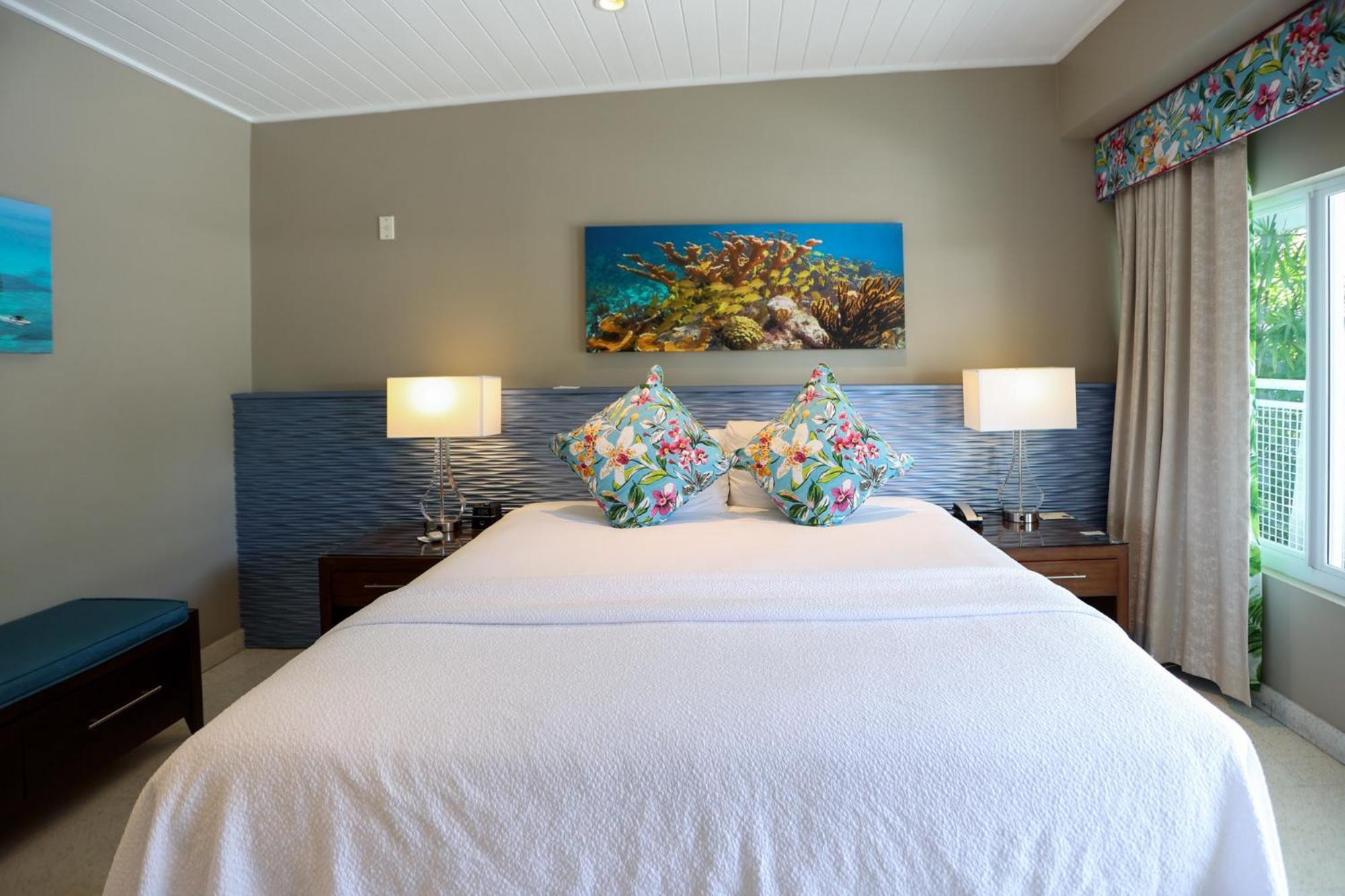 Deluxe King Room - Photo 11